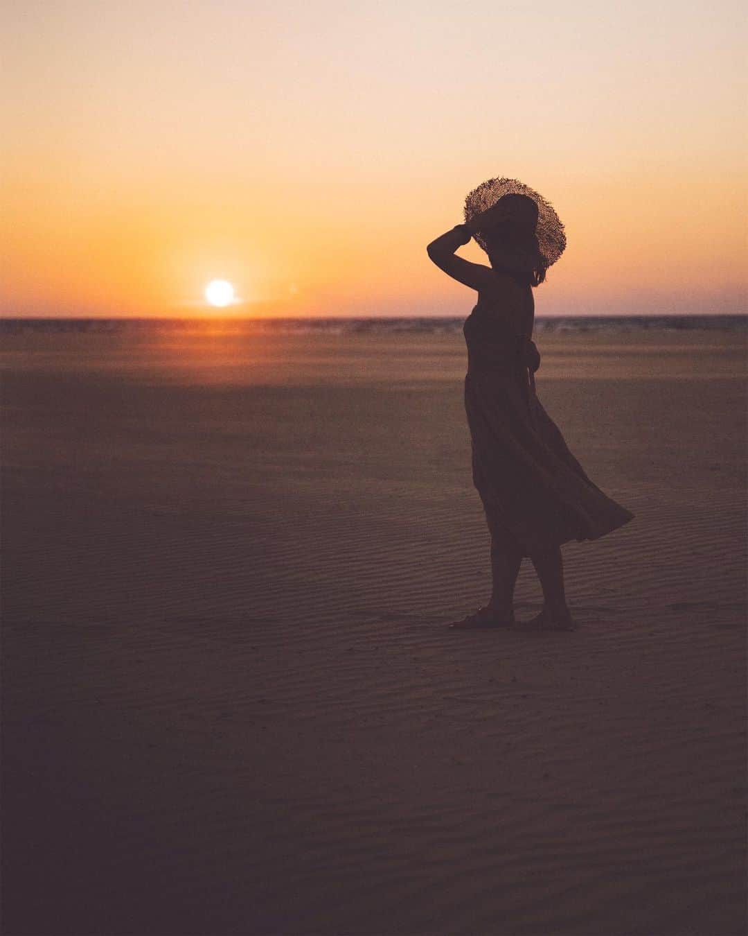 GENTAのインスタグラム：「🌅Sunset on the horizon ㅤ ボルネオ島のコタキナバルで滞在したShangri-La's Rasa Ria Resort @shangrilarasaria のビーチの夕暮れ。 ここの夕陽があまりに美しくて、もうずっと撮ってました。撮りすぎてカメラロールが大変なことになっています。 ㅤ #マレーシア #ボルネオ島 #サバ州 #コタキナバル #sabahtourismjpn #sabahtourism #sponsored」