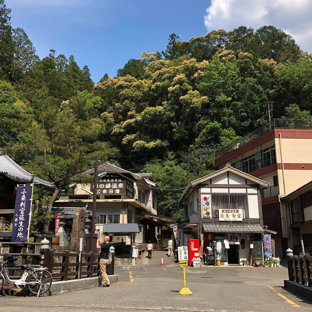 池田有希子さんのインスタグラム写真 - (池田有希子Instagram)「《熊野旅続き》本宮大社から徒歩で1時間の、湯の峰温泉に寄りました。綺麗なお湯にフワフワの湯の花。子供の時嫌だった硫黄の匂いに今は癒しを感じる自分にちょっとだけガッカリ😅時間がなかったので自分達の代わりに卵を入浴させました。  #kumano #hotsprings #boiledeggs」5月17日 20時55分 - yukikoikeda