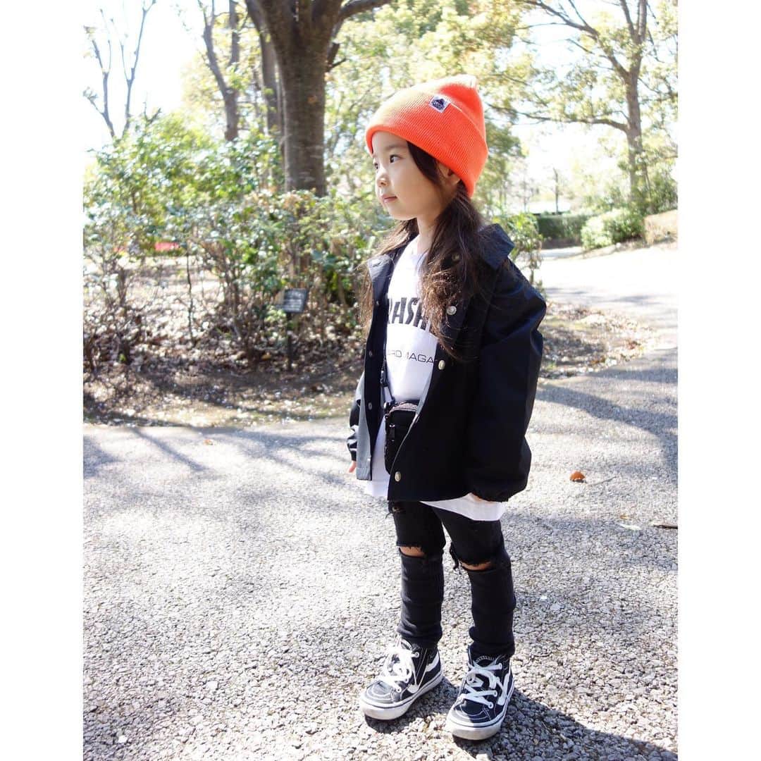Saraさんのインスタグラム写真 - (SaraInstagram)「. coordinate♡ . 少し前のコーデ☺︎ オレンジのビーニーで ストリート女子風🧡 . beanie ▶︎ #xlarge  outer ▶︎ #coen  T-shirt ▶︎ #thrasher  pants ▶︎ #hm ✂︎ shoes ▶︎ #vans . . #ootd #kids #kids_japan #kids_japan_ootd #kjp_ootd #kidsfahion #kidscode #kidsootd #kidswear #キッズコーデ #キッズファッション #インスタキッズ #コーチジャケット #スラッシャー #ストリートファッション #ストリート系女子 #楽天roomに載せてます」5月17日 20時50分 - sarasara718