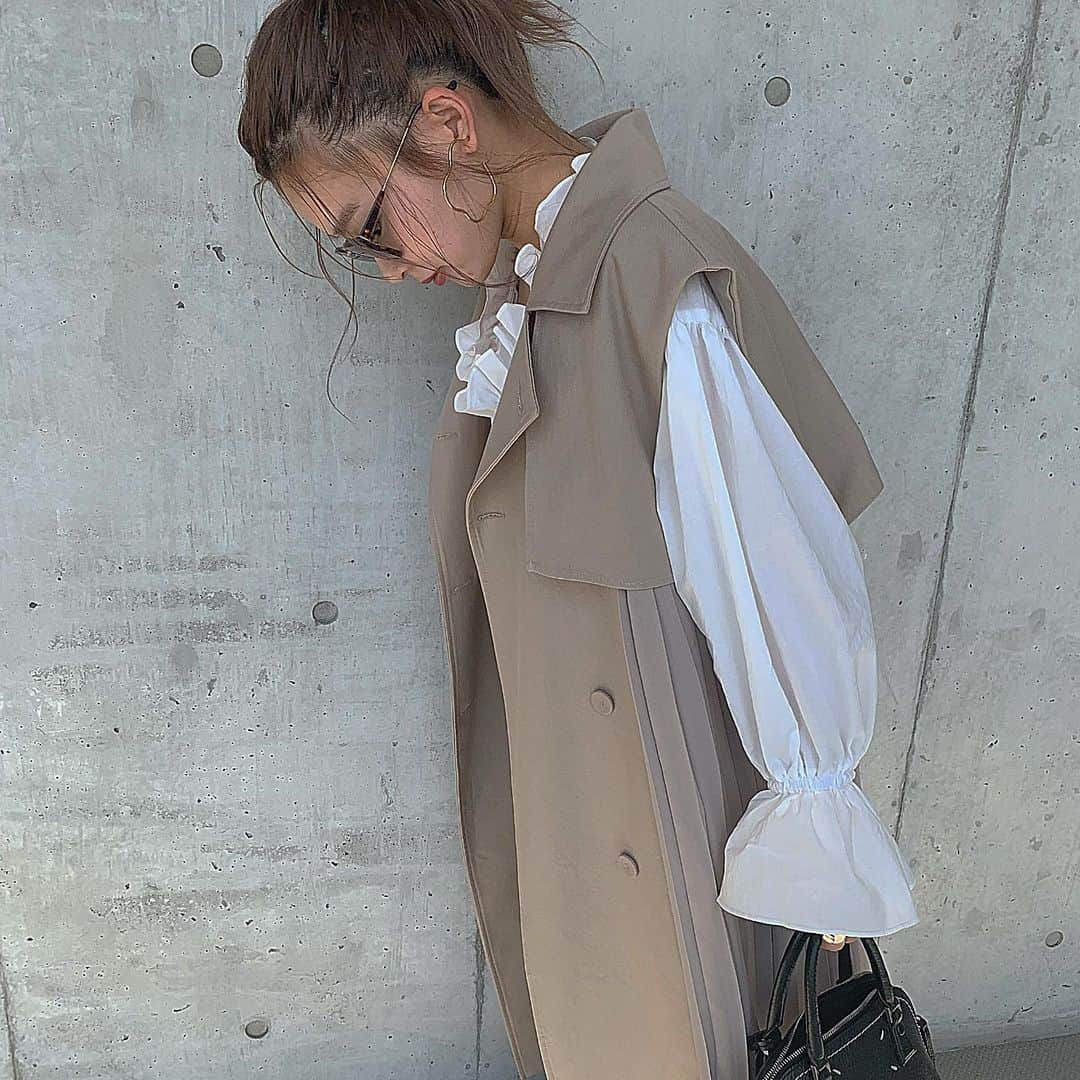 高田茉実さんのインスタグラム写真 - (高田茉実Instagram)「vest trench coat 🧥 blouse @lilou__official  5/21発売予定❤︎ この組み合わせがすき🍨 ねねちゃんがほめてくれた😘笑」5月17日 20時51分 - __mamico