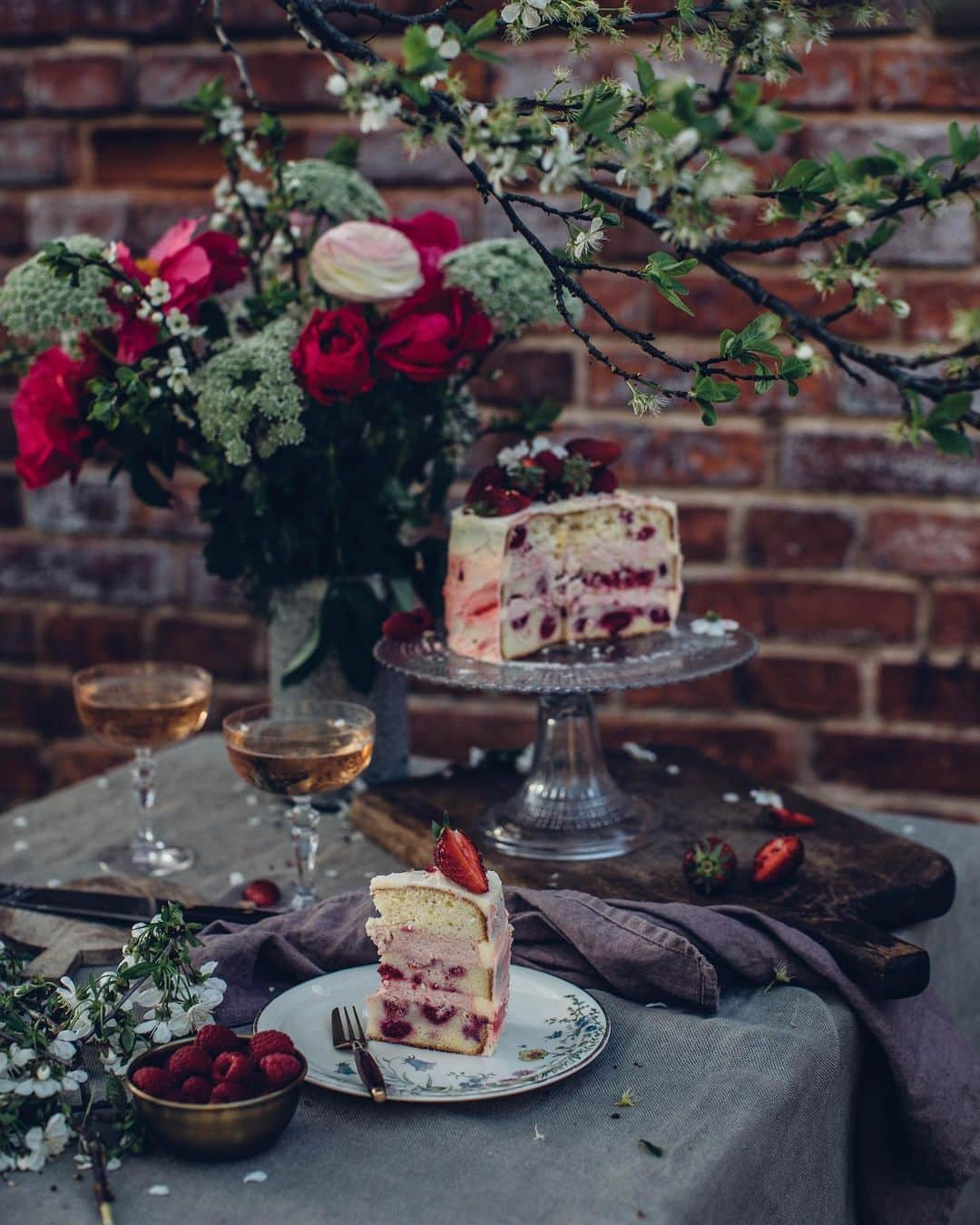 Our Food Storiesさんのインスタグラム写真 - (Our Food StoriesInstagram)「Favorite gluten-free berry cake right now 🍓😋 The past weeks have been a little bit crazy but we definitely share the recipe with you guys on the blog soon. Happy Friday! #ourfoodstories  _____ #springvibes #glutenfri #glutenfreerecipe #glutenfrei #germanfoodblogger #fellowmag #foodstylist #gardendesign #gardeninspo #saveurmag #berrycake #simplejoys #momentsofmine #momentslikethis」5月17日 20時51分 - _foodstories_