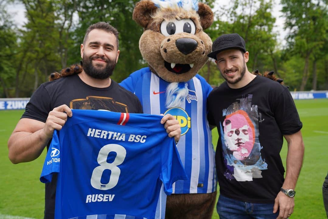 WWEさんのインスタグラム写真 - (WWEInstagram)「@thetruekofi, @xavierwoodsphd, and @rusevig had the opportunity to visit the @herthabsc and show off their soccer skills before #WWEBerlin @wwedeutschland」5月17日 20時56分 - wwe