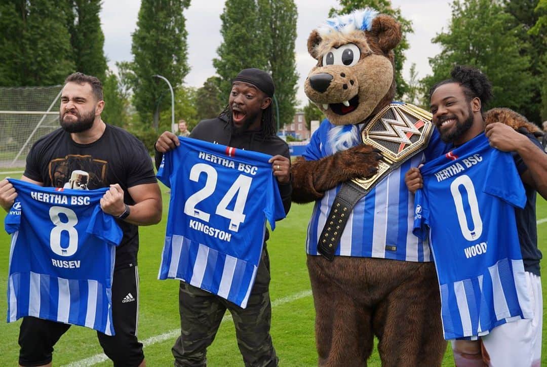 WWEさんのインスタグラム写真 - (WWEInstagram)「@thetruekofi, @xavierwoodsphd, and @rusevig had the opportunity to visit the @herthabsc and show off their soccer skills before #WWEBerlin @wwedeutschland」5月17日 20時56分 - wwe
