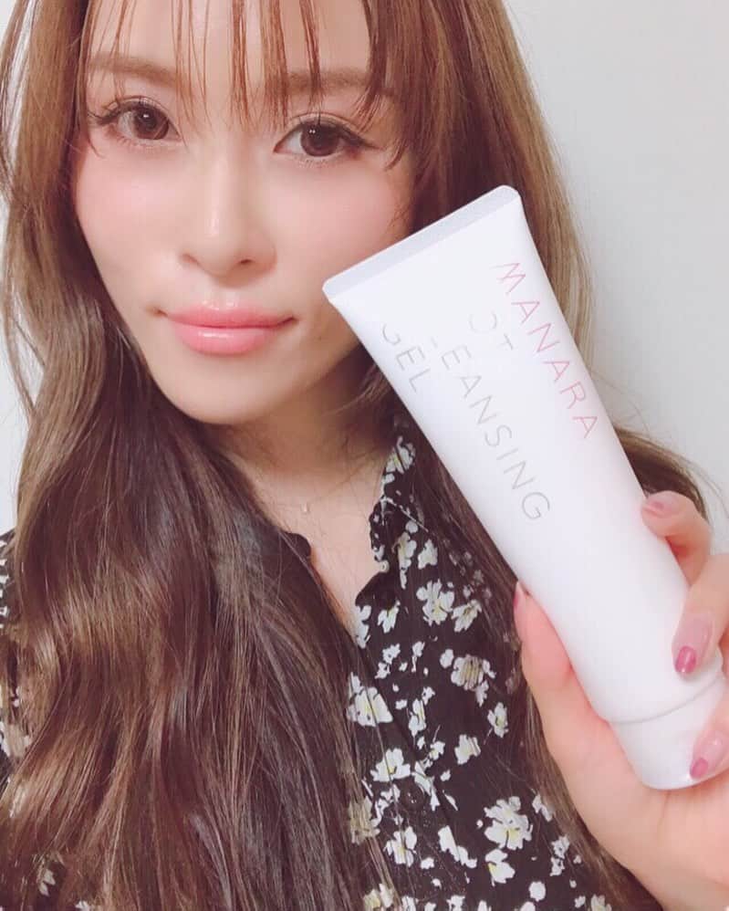 新立美香さんのインスタグラム写真 - (新立美香Instagram)「口コミも良くて色んな人が使ってて  ずっと気になっていた、  マナラホットクレンジングゲル₍ ..̮ ₎ ⁽ ˙˙̮ ⁾₍ ..̮ ₎ ⁽ ˙˙̮ ⁾ まつエクOKだし、W洗顔不要だし、  使ってみたらとても良き₍ ..̮ ₎ ⁽ ˙˙̮ ⁾₍ ..̮ ₎ ⁽ ˙˙̮ ⁾ ホットクレンジングって初めて使ったけど、 とっても気持ちいい感じで 柑橘系の香りが 合わさってとても癒される₍ᵔ·͈༝·͈ᵔ₎  香りフェチの私は、この柑橘系の香りが とても気に入りました₍ ..̮ ₎ ⁽ ˙˙̮ ⁾₍ ..̮ ₎ ⁽ ˙˙̮ ⁾ みんながいいって言うだけあるなぁ  #マナラホットクレンジングゲル #マナラ #クレンジング #ホットクレンジング #pr #美肌 #毛穴汚れ #毛穴の黒ずみ #柑橘系の香り#香りが癒される #香りフェチ #まつエクok #お肌に優しい #w洗顔不要は時短になるし #ずぼらな私に魅力的」5月17日 20時59分 - mika_323