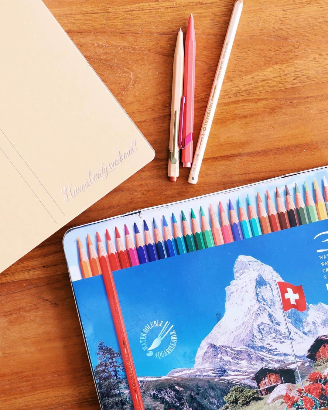 村上萌さんのインスタグラム写真 - (村上萌Instagram)「小学生の頃、祖母がスイスに旅行して買ってきてくれた色鉛筆。 水につけると絵の具みたいになる魔法みたいな鉛筆で、ケチケチ使ってきたおかげで今もなお宝物。(1本1本名前シールまで貼ってある💁‍♀️) 誰にも言ってなかったのに、この色鉛筆のスイス本社から連絡が来て、新生活に向けてボールペンのプレゼントが届いた…！ もともと鉛筆のブランドだったから、鉛筆と同じ六角形のボディが可愛い。 学生時代に、綺麗に削ってきた鉛筆が入った筆箱を開いたような気持ちになるボールペン。  ばあば天国からスイスに手回してくれたんかな(´･_･`) 家族にとってこんなタイミングだから、なお嬉しい。20年以上経った今、宝物がまた増えました🙏」5月17日 20時59分 - moemurakami_