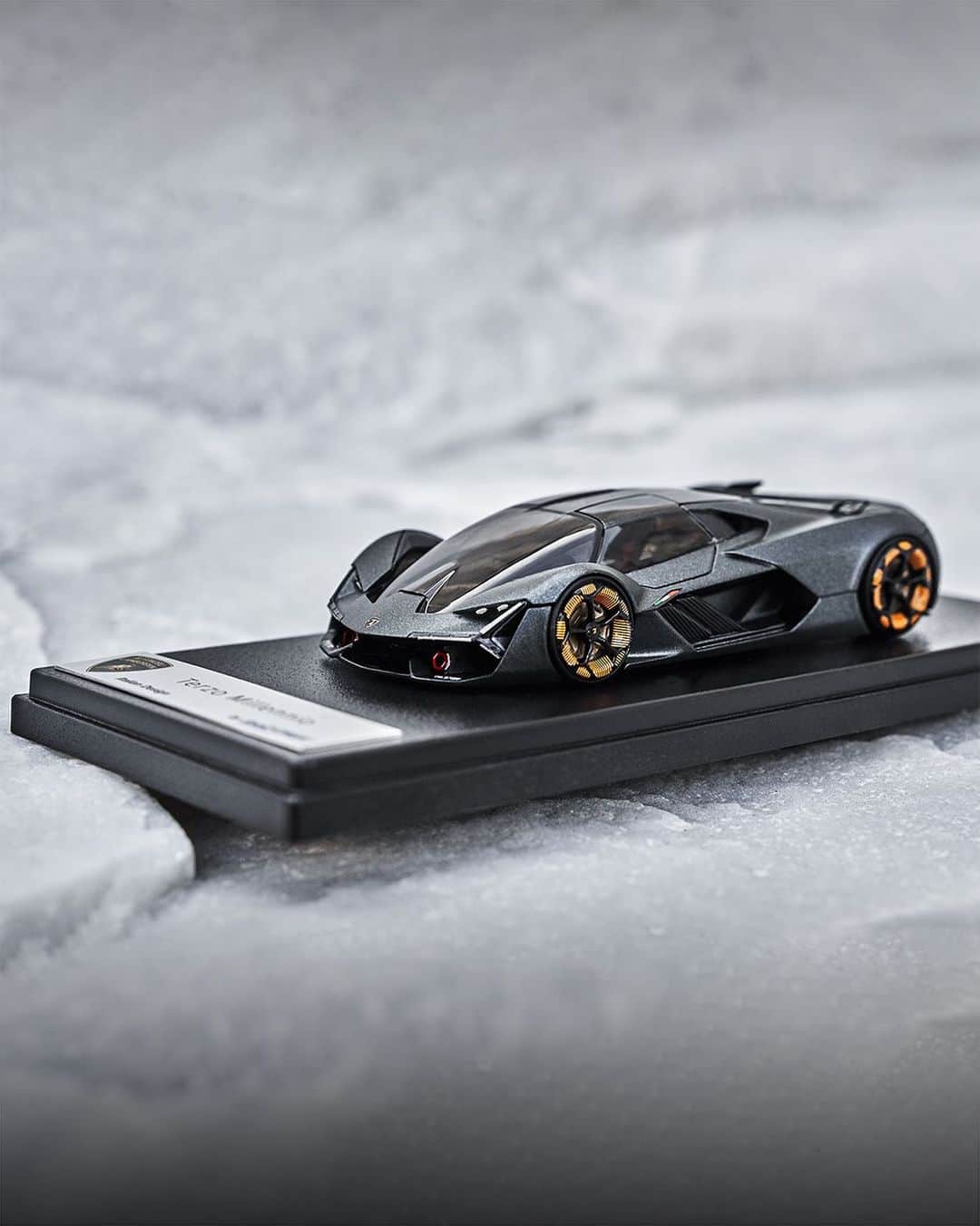 ランボルギーニのインスタグラム：「It’s easy to have the future in your hand, with our marvelous Lamborghini Terzo Millennio in 1:43 scale model. Discover it now at lamborghinistore.com  #Lamborghini #LamborghiniStyle #TerzoMillennio #FutureShapers」