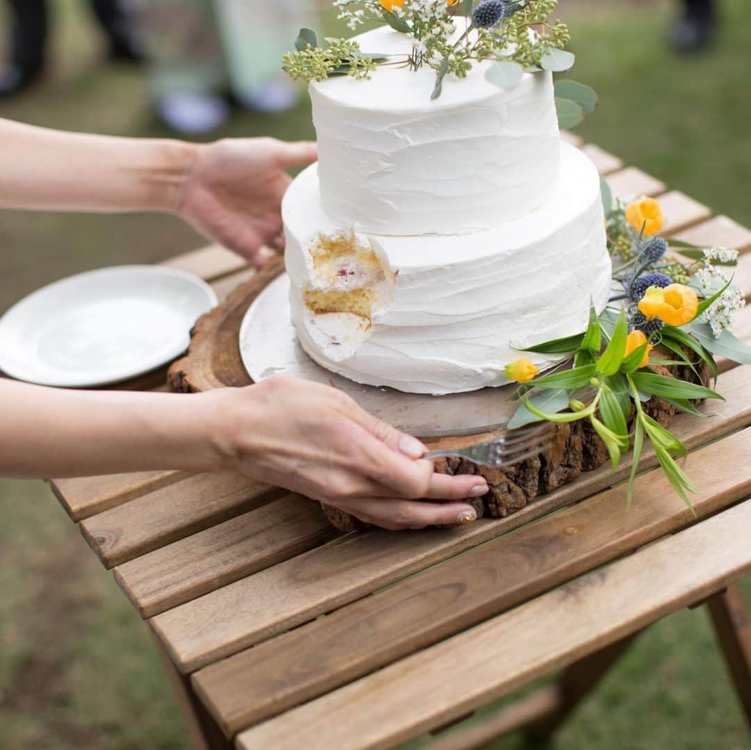 The Sally Garden（ザ サリィガーデン）さんのインスタグラム写真 - (The Sally Garden（ザ サリィガーデン）Instagram)「. 真っ白な#ウエディングケーキ . ケーキの周りに 色とりどりのお花を添えて…♡ . ガーデンでみんなと一緒に行う ＃ファーストバイト は 温かな光に包まれて…❇︎ . #ケーキ . . -----おすすめフェア情報----- . 【5月19日(日)★人気No.1フェア】 ガーデン×貸切邸宅×絶品試食×最新トレンド紹介 . ------------------------------ . ------------------------------ 今回はなんと 無料試食に加え、 「何から始めればいいかわからない」 そんな二人に、経験豊富なスタッフが 海外のトレンドやサリィガーデンの 結婚式を実例でご紹介します！ . . きっと“ふたりらしさのヒント”が見つかるフェアです♩ . 詳しくはプロフィールのHPから!! ------------------------------ . 公式ホームページは @the_sally_garden のURLから ☞http://sally-garden.jp/ ． ・。*・。*・。*・。*・。*・。*・。*・。*・ . @the_sally_garden をフォローして 『#ザサリィガーデン』をつけて お写真を投稿してみてください＊⑅。 こちらの公式IGで写真がリグラムされるかも♩ . ・。*・。*・。*・。*・。*・。*・。*・。*・ #ザサリィガーデン #gardenwedding  #wedding #bridal #花嫁diy #結婚式diy #結婚式準備 #ラスティックウェディング  #オリジナルウェディング　#ゼクシィ  #ガーデンウェディング #marryxoxo #marry花嫁 #ウェディングニュース  #fannyレポ #ウェディングレポ #栃木花嫁 #群馬花嫁 #栃木 #群馬  #プレ花嫁 #結婚式 #卒花  #2019年夏婚 #2019wedding #令和婚 #最高の結婚式」5月17日 21時00分 - the_sally_garden