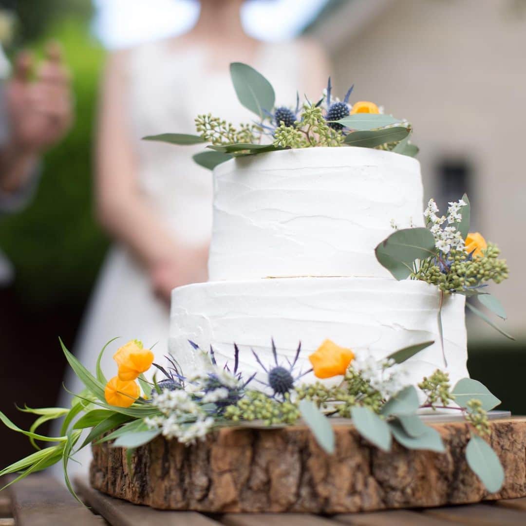 The Sally Garden（ザ サリィガーデン）さんのインスタグラム写真 - (The Sally Garden（ザ サリィガーデン）Instagram)「. 真っ白な#ウエディングケーキ . ケーキの周りに 色とりどりのお花を添えて…♡ . ガーデンでみんなと一緒に行う ＃ファーストバイト は 温かな光に包まれて…❇︎ . #ケーキ . . -----おすすめフェア情報----- . 【5月19日(日)★人気No.1フェア】 ガーデン×貸切邸宅×絶品試食×最新トレンド紹介 . ------------------------------ . ------------------------------ 今回はなんと 無料試食に加え、 「何から始めればいいかわからない」 そんな二人に、経験豊富なスタッフが 海外のトレンドやサリィガーデンの 結婚式を実例でご紹介します！ . . きっと“ふたりらしさのヒント”が見つかるフェアです♩ . 詳しくはプロフィールのHPから!! ------------------------------ . 公式ホームページは @the_sally_garden のURLから ☞http://sally-garden.jp/ ． ・。*・。*・。*・。*・。*・。*・。*・。*・ . @the_sally_garden をフォローして 『#ザサリィガーデン』をつけて お写真を投稿してみてください＊⑅。 こちらの公式IGで写真がリグラムされるかも♩ . ・。*・。*・。*・。*・。*・。*・。*・。*・ #ザサリィガーデン #gardenwedding  #wedding #bridal #花嫁diy #結婚式diy #結婚式準備 #ラスティックウェディング  #オリジナルウェディング　#ゼクシィ  #ガーデンウェディング #marryxoxo #marry花嫁 #ウェディングニュース  #fannyレポ #ウェディングレポ #栃木花嫁 #群馬花嫁 #栃木 #群馬  #プレ花嫁 #結婚式 #卒花  #2019年夏婚 #2019wedding #令和婚 #最高の結婚式」5月17日 21時00分 - the_sally_garden