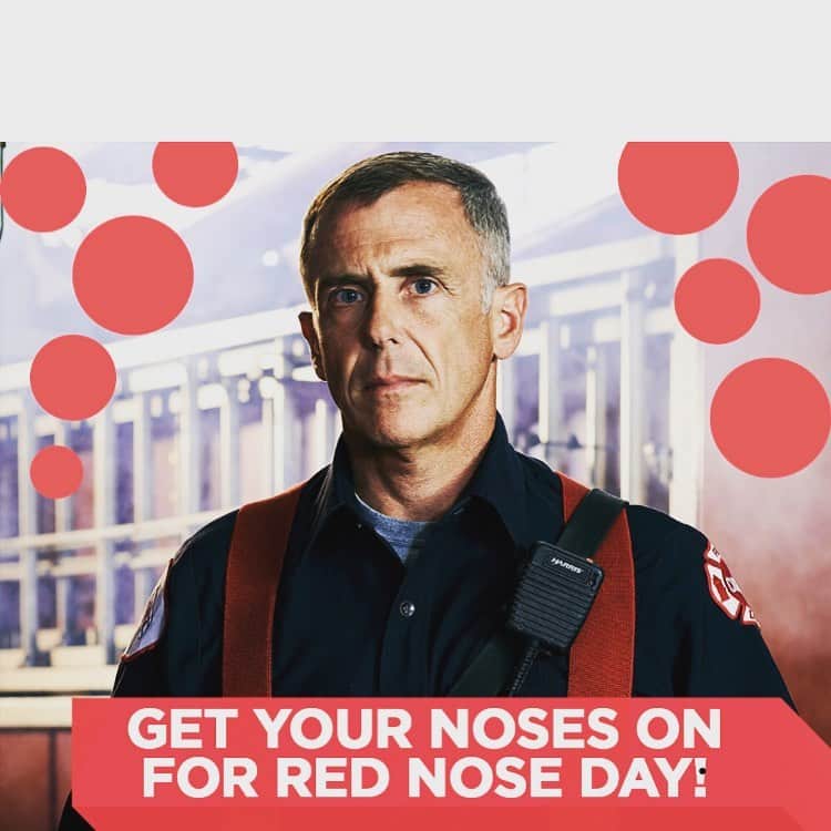 デビッド・エイゲンバーグのインスタグラム：「Red Noses are now on sale at @Walgreens! Join me in supporting @RedNoseDayUSA’s mission to end child poverty – one nose at a time. Learn more at http://rednoseday.org ❤」