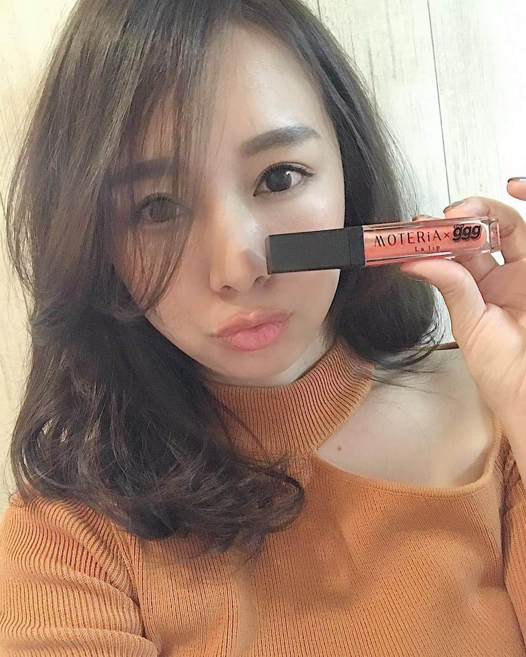 野田華子さんのインスタグラム写真 - (野田華子Instagram)「今日メイク💄﻿ ラ リップのコーラルオレンジ🍊🧡﻿ こんな綺麗なカラーなのにリップ「美容液」﻿ 縦じわ補正・血色感アップ・くすみ補正・保湿パック・トリートメント効果・ボリュームアップと1本6役のリッププランパー✨﻿ 土台美容液として下地にも使えるし唇に重ねてグロス効果にも🍊🧡﻿ 本当に縦じわがなくなってぷっくりする優秀アイテム👄✨﻿ パケの側面に鏡がついてるデザインが新しくて便利だったよー✨﻿ ヌーディーブラウンもGETしたからカラーレスメイクに使お💗💄﻿ ﻿ 楽天市場が送料無料で安かったよ〜✍️‼️﻿ ﻿ ﻿ #リップ #今日メイク #コスメ #モテリア #ラリップ #リッププランパー #make #メイクアップ @moteria_officia #💋 #髪切った #✂︎ #15センチくらい #すっきり」5月17日 21時01分 - noda.hanako