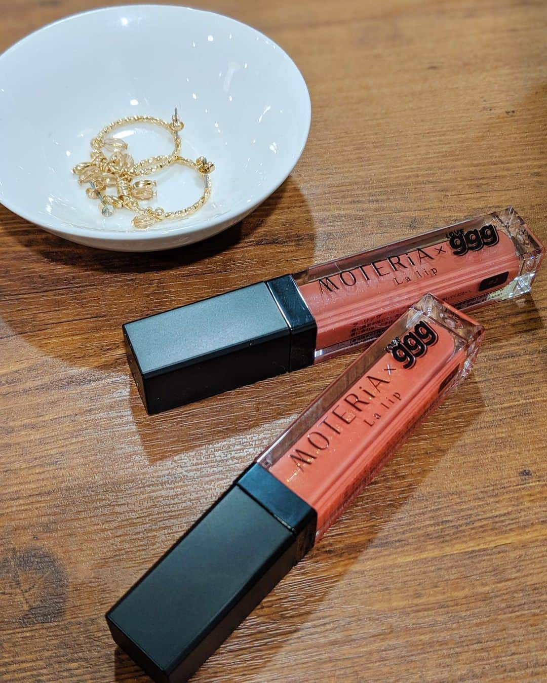 野田華子さんのインスタグラム写真 - (野田華子Instagram)「今日メイク💄﻿ ラ リップのコーラルオレンジ🍊🧡﻿ こんな綺麗なカラーなのにリップ「美容液」﻿ 縦じわ補正・血色感アップ・くすみ補正・保湿パック・トリートメント効果・ボリュームアップと1本6役のリッププランパー✨﻿ 土台美容液として下地にも使えるし唇に重ねてグロス効果にも🍊🧡﻿ 本当に縦じわがなくなってぷっくりする優秀アイテム👄✨﻿ パケの側面に鏡がついてるデザインが新しくて便利だったよー✨﻿ ヌーディーブラウンもGETしたからカラーレスメイクに使お💗💄﻿ ﻿ 楽天市場が送料無料で安かったよ〜✍️‼️﻿ ﻿ ﻿ #リップ #今日メイク #コスメ #モテリア #ラリップ #リッププランパー #make #メイクアップ @moteria_officia #💋 #髪切った #✂︎ #15センチくらい #すっきり」5月17日 21時01分 - noda.hanako