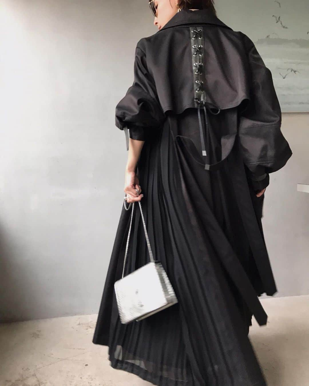 黒石奈央子さんのインスタグラム写真 - (黒石奈央子Instagram)「AMERI AW ふく . BALLOON SLEEVE PLEATS TRENCH ¥27700+tax  LADY ALTERNATELY DRESS ¥17500+tax SQUARE HELPFUL BOOTS ¥20300+tax アクセ  AW . なななんと！バックコンシャスシリーズの新作に始めて黒を投入してみました！ 今まで黒が欲しいとの声をたくさんもらったのでとうとう作ってみました！ 最近気分なブラックカラー😊デザインは女らしいのに黒だからカッコよく締まります！  先行予約期間 web & 心斎橋 5/23〜5/27 5/23.24  代官山 5/25〜5/27  ルミネ  @ameri_shinjuku @amerivintage @ameri_daikanyama @ameri.shinsaibashi #ameri#amerivintage #fashion #coordinate#ootd#outfit#osanposnap #705_outfit #大人ファッション #大人コーディネート #大人スタイル #modestyle #modefashion#modecasual #2019autumnwinter#先行予約 #japonism」5月17日 21時02分 - blackstone705