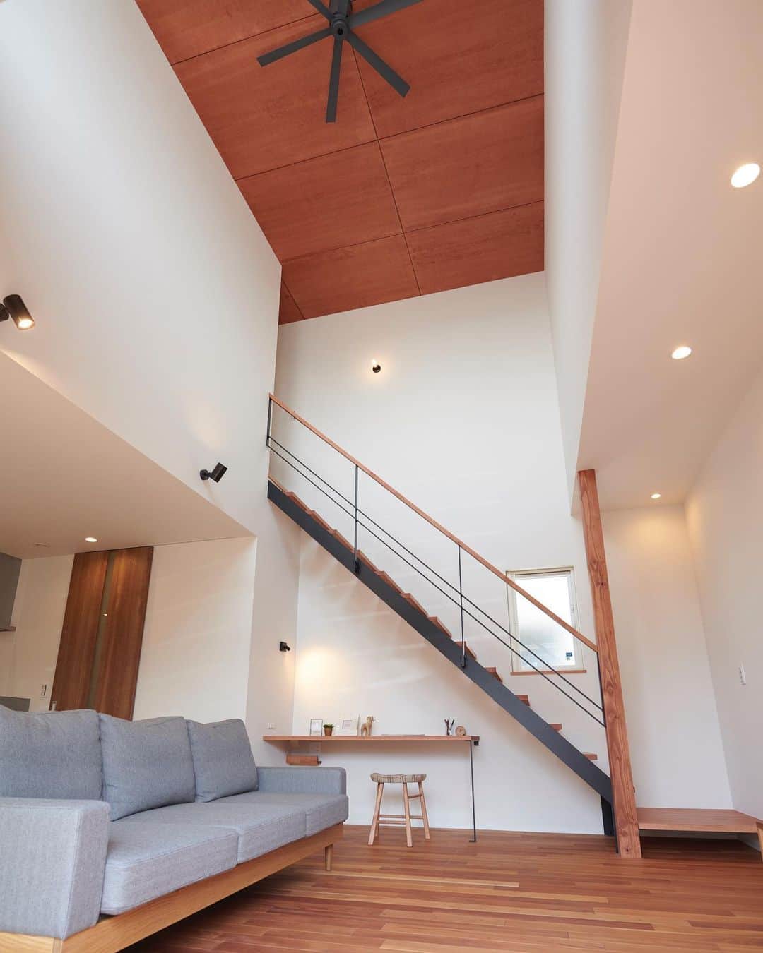 ルポハウス一級建築士事務所さんのインスタグラム写真 - (ルポハウス一級建築士事務所Instagram)「・ ・ ・ スタイリッシュなシーリングファンと板貼りの天井。 思わず見上げたくなる吹き抜けの空間です。 ・ 階段下にスタディコーナーを設え、空間の有効活用に。 ・ 木の天井と鉄骨階段との間にブラケット照明を取り付けて、 さりげなくアクセントに。 ・ ・ ・ 𓐌𓐌𓐌𓐌𓐌𓐌𓐌𓐌𓐌𓐌𓐌𓐌𓐌𓐌𓐌𓐌𓐌𓐌  ルポハウスの施工事例はこちらまで☞ @reposhouse  𓐌𓐌𓐌𓐌𓐌𓐌𓐌𓐌𓐌𓐌𓐌𓐌𓐌𓐌𓐌𓐌𓐌𓐌 #ルポハウス は#ちょっとかっこいい家 を"友人のために" という思いでつくっています。 一生に一度の#マイホーム。 「あなたにしかできない」×「ルポハウスだからできる」で、 私たちだけの#家づくり を思いっきり楽しんでみませんか？！ ・ ・ ・ #注文住宅 #新築一戸建て #デザイナーズ住宅  #一級建築士事務所 #設計事務所 #滋賀県大津市 #滋賀県草津市#吹抜けリビング #吹き抜けリビング #鉄骨階段#スタディコーナー #シーリングファン #ブラケットライト #ブラケット照明 #板貼り天井 #板張り天井」5月17日 21時02分 - reposhouse