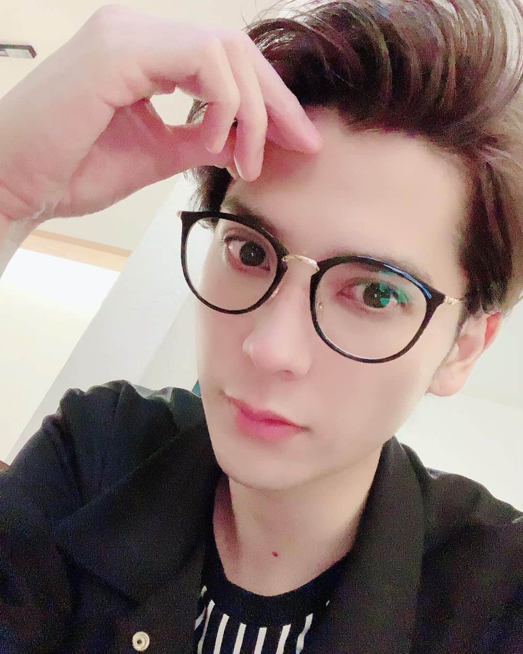 仲田博喜のインスタグラム：「仕事終わりに一杯だけƪ(˘⌣˘)ʃ  お肉うまっ！  皆さんもお疲れ様です(^_^) #デコ出し #ヘアー #髪 #長さ #変わってない #今日の #お肉 #当たりでした」