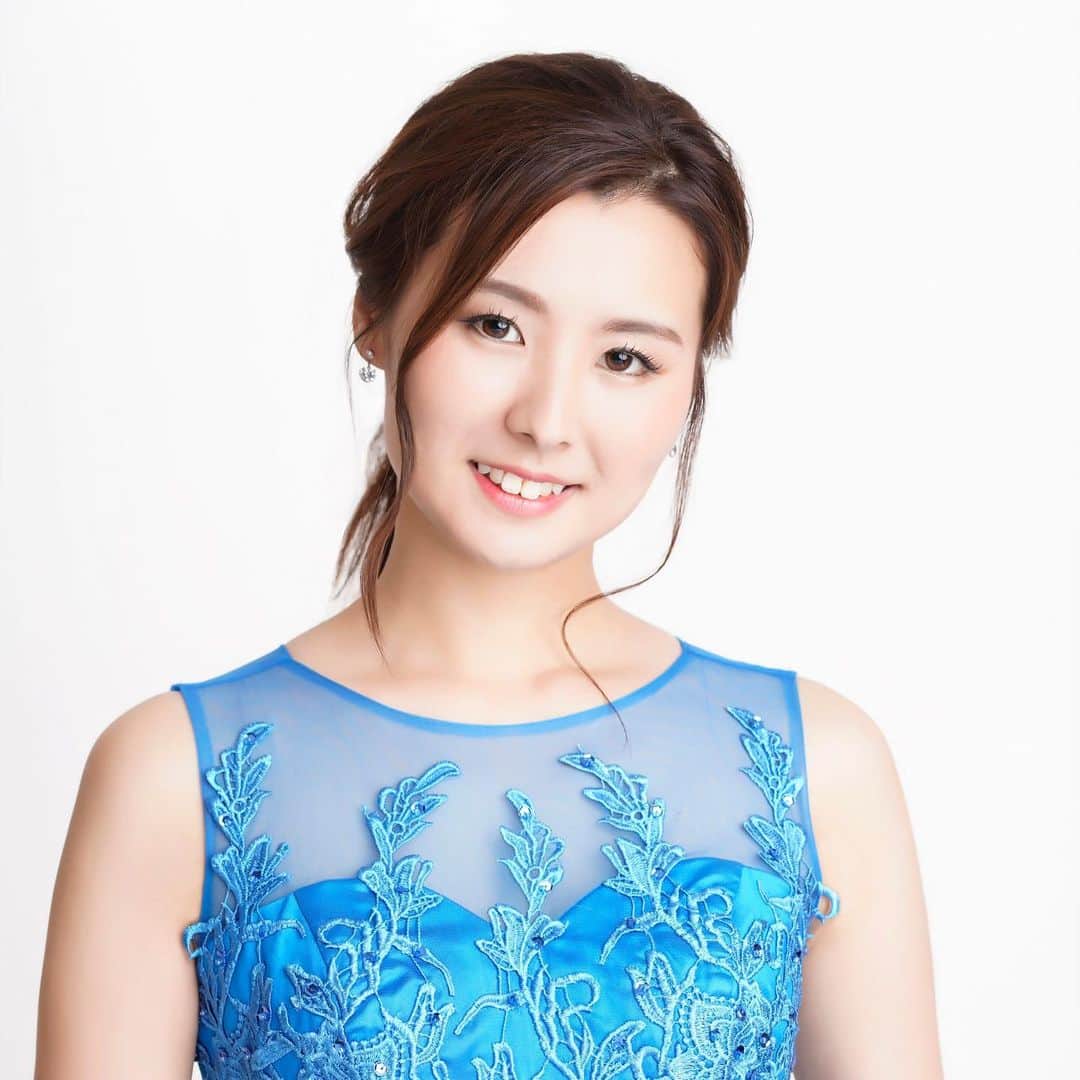 森本麻衣のインスタグラム：「📸✨ MAI MORIMOTO, pianist  森本麻衣, ピアニスト . . . . #piano#pianist#photo#maimorimoto#🎹#📸 #森本麻衣#ピアニスト#ピアノ#アーティスト写真#アー写#青ドレス#👗」