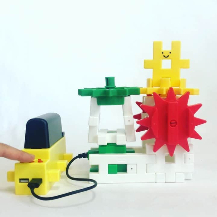 学研のニューブロック mini labo【公式】のインスタグラム：「こんにちは❗️いちばんくんだよ💪 今度はどこへ行こうかなぁ….🤔 くるくる回りながら考えてまぁ〜す🌀🌀🌀 行き先は絶賛募集中です✨ みんなの好きな場所や、行ってみたい場所、コメント📝でどんどんリクエストしてね❤️ くるくる回りながらお待ちしてま〜す😆  #ニューブロック #学研のニューブロック #ニューブロックminilabo #学研 #ブロック #ブロック遊び #いちばんくん #おもちゃ遊び #自分で考える力 #ひらめき #想像力 #生きる力 #子供の笑顔　#動くニューブロック」