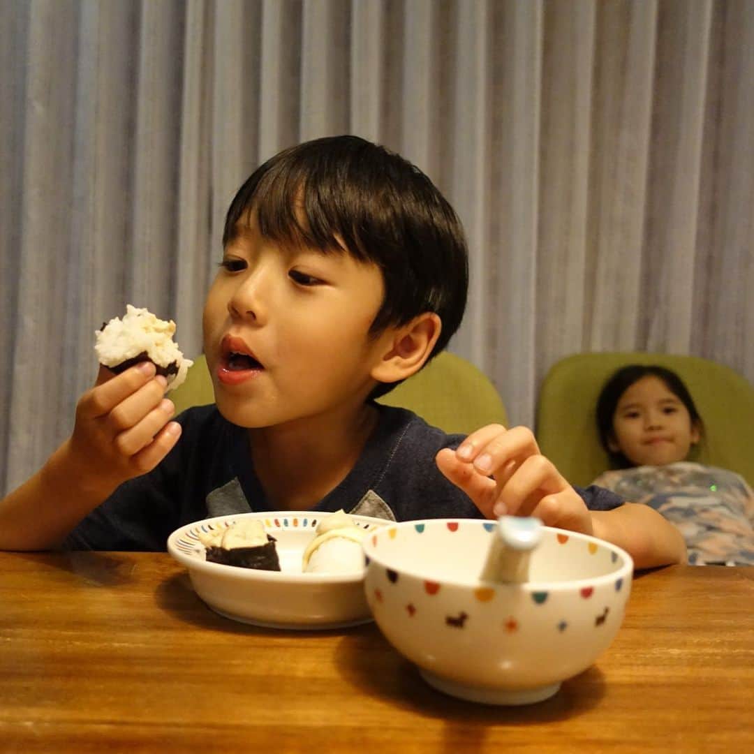 The Twins Chelsea & Jesperさんのインスタグラム写真 - (The Twins Chelsea & JesperInstagram)「上個月自己太兩光被庭院木桌夾扁大拇指送急診😅好險骨頭還不錯沒有一點碎裂，這才發現平常補鈣存骨鈣好重要👍  補充鈣質真的是一輩子的事，成長階段的孩子更是需要大量補充，產後的婦女、面對更年期的人們都得不斷的補給啊！  雖然越來越多人都有補鈣的觀念，除了大家熟悉的曬太陽、喝牛奶、吃起司，包括我自己也只知如此。透過看到營養師分享的食譜，才了解到補鈣知識中的鈣磷比常常被忽略。  鈣磷比之所以重要，是因為兩者不僅是造骨的重要元素，在吸收時還會互相影響，因此選擇良好鈣磷比接近1.3:1的食物才能讓鈣更容易吸收，也是孩子成長的重要關鍵之一。  平日我也滿常以起司、鮮奶來入菜，這次是做了創意的鮪魚飯糰、起司鮪魚軍艦、黃金起司味噌湯給孩子們當點心，示範黃金鈣磷比1.3:1。小豬小羊都很喜歡，讓家人們也能輕輕鬆鬆透過正確鈣磷比的餐點吸收鈣質。  我就用照片拚貼分享自己的懶廚藝給大家，真的很簡單做，大家可各憑本事各自帶著孩子一起創意囉！  #補鈣 #早餐 #起司 #芝司樂 #黃金鈣磷比」5月17日 21時09分 - chelsea_jesper