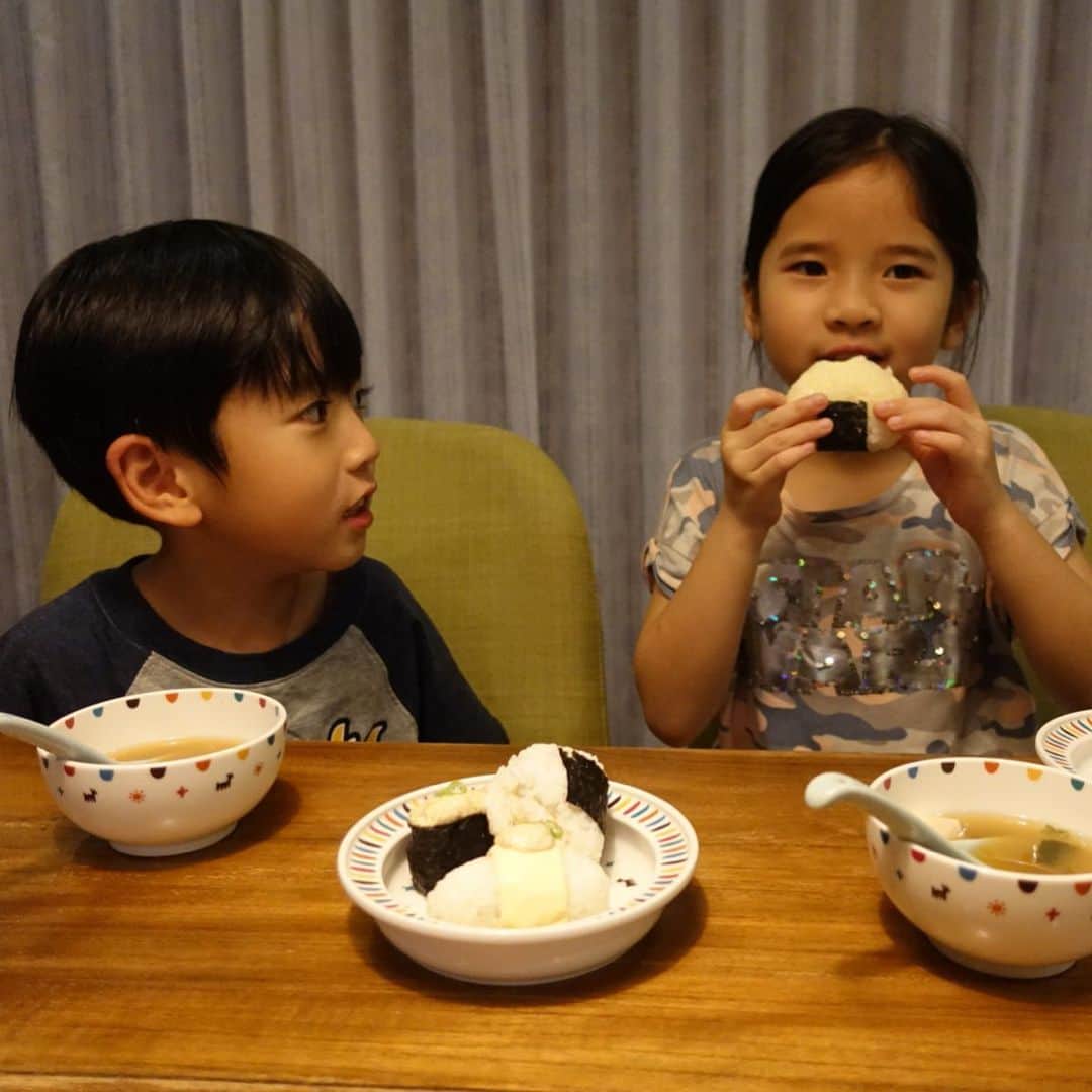 The Twins Chelsea & Jesperさんのインスタグラム写真 - (The Twins Chelsea & JesperInstagram)「上個月自己太兩光被庭院木桌夾扁大拇指送急診😅好險骨頭還不錯沒有一點碎裂，這才發現平常補鈣存骨鈣好重要👍  補充鈣質真的是一輩子的事，成長階段的孩子更是需要大量補充，產後的婦女、面對更年期的人們都得不斷的補給啊！  雖然越來越多人都有補鈣的觀念，除了大家熟悉的曬太陽、喝牛奶、吃起司，包括我自己也只知如此。透過看到營養師分享的食譜，才了解到補鈣知識中的鈣磷比常常被忽略。  鈣磷比之所以重要，是因為兩者不僅是造骨的重要元素，在吸收時還會互相影響，因此選擇良好鈣磷比接近1.3:1的食物才能讓鈣更容易吸收，也是孩子成長的重要關鍵之一。  平日我也滿常以起司、鮮奶來入菜，這次是做了創意的鮪魚飯糰、起司鮪魚軍艦、黃金起司味噌湯給孩子們當點心，示範黃金鈣磷比1.3:1。小豬小羊都很喜歡，讓家人們也能輕輕鬆鬆透過正確鈣磷比的餐點吸收鈣質。  我就用照片拚貼分享自己的懶廚藝給大家，真的很簡單做，大家可各憑本事各自帶著孩子一起創意囉！  #補鈣 #早餐 #起司 #芝司樂 #黃金鈣磷比」5月17日 21時09分 - chelsea_jesper