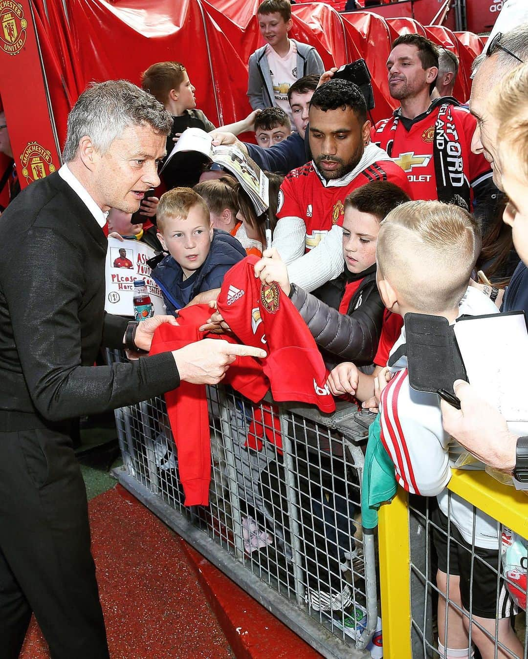 マンチェスター・ユナイテッドさんのインスタグラム写真 - (マンチェスター・ユナイテッドInstagram)「Ole: "The fans know football and know you don't walk into a shop and buy a trophy. You've got to earn it. They support us. We need their support." #MUFC」5月17日 21時10分 - manchesterunited