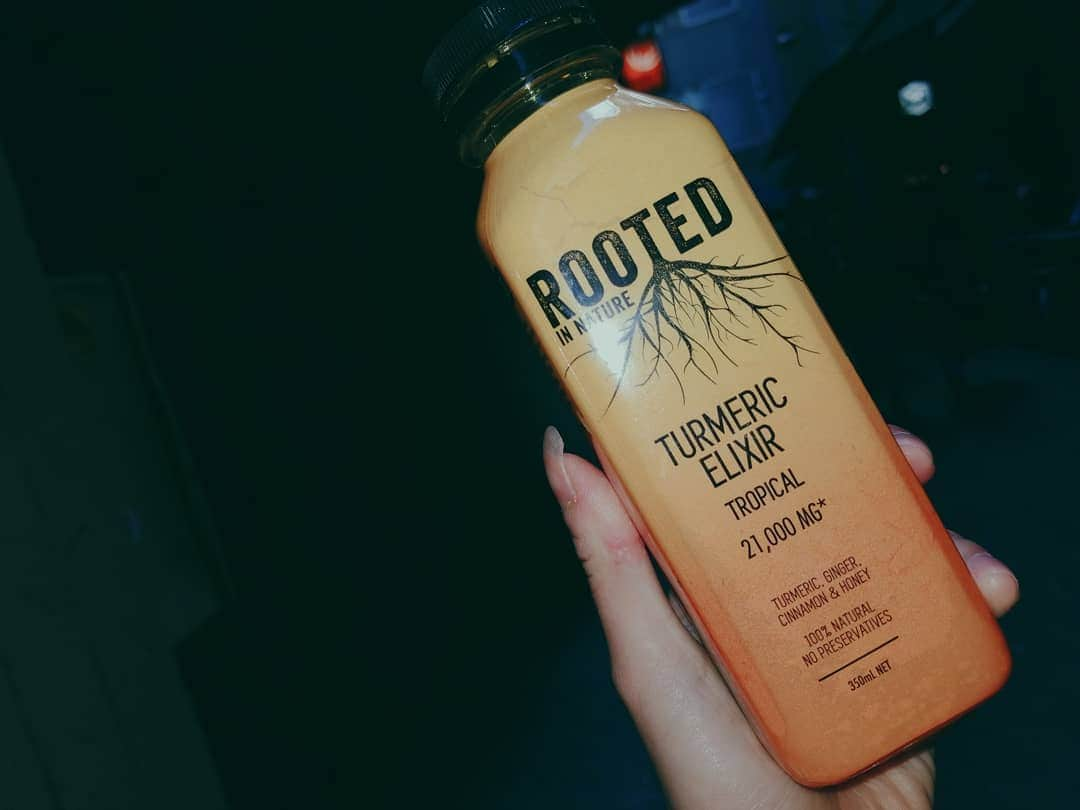 小林レイミさんのインスタグラム写真 - (小林レイミInstagram)「すごい迫力な見た目のTURMERIC ELIXIR🍹ようはウコンジュースなんだけど、生姜蜂蜜シナモンブラックペッパーまで入ってるジュース👁️味は定期的に欲したくなるようなクセのおいしさ🤣🏜🏜 #GETROOTED #turmeric #drinking #drink #juice #healthcare #healthy #pinkhair #melbourneeats #melbourne  #sweet #ウコン #薬膳 #シナモン #美容」5月17日 21時10分 - _reimi._____