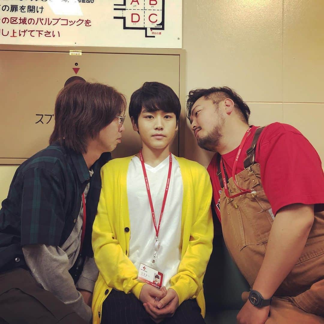 TBSドラマ「わたし、定時で帰ります。」のインスタグラム：「_ ネットヒーローズ３人組🦸‍♂️ 吾妻さん、来栖くん、児玉さん👌  #両サイドの圧がすごい #動じない来栖 #素敵なオフショット  #柄本時生 #泉澤祐希 #加治将樹 #わたし定時で帰ります #わた定 #tbs #火曜ドラマ」