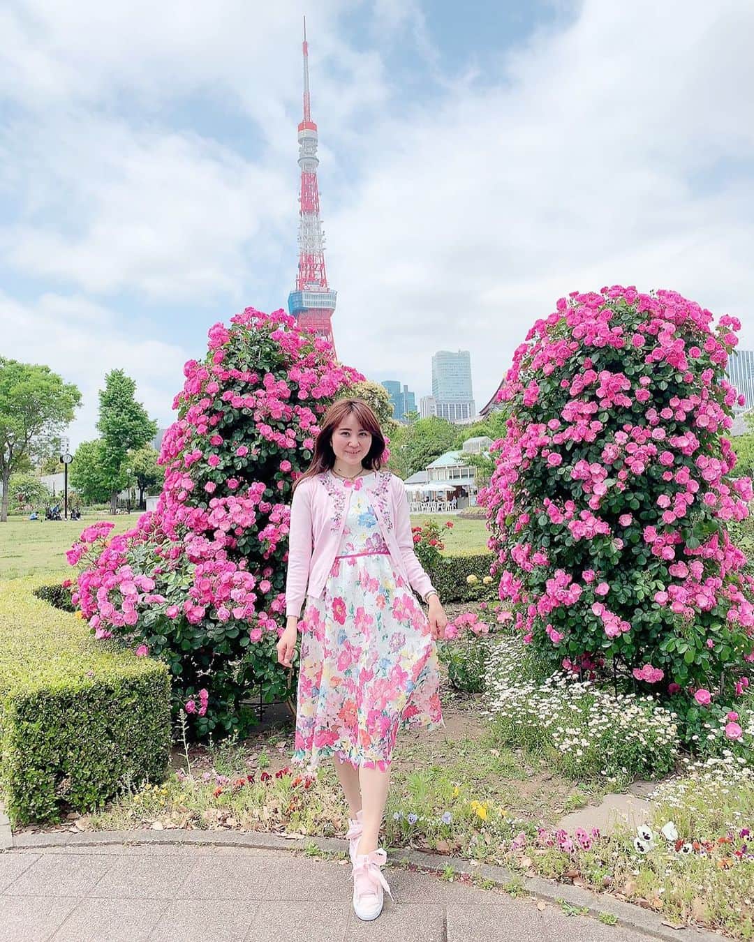 のインスタグラム：「5月連休明けて2週目❣️ 風邪が治らず🤧ほぼ寝ていた先週から、 今週は体力が復活してアクティブに過ごしました💓😊 * 先日は #芝公園 にある、#バラ花壇 🌹にも寄れました🥀あちこちで、見頃なので今週末もどこかに行けるといいな💓 * 写真は、おしゃれなママ、はるにゃちゃん🥰 (@harunya0129 )✨ 次男もご機嫌でお散歩して帰りました❤️ * onepiece #chesty @chesty_official  shoes #puma @pumawomen * * 今週は、夏休みの予定も決まったので、 ハッピーです🌴👗🥰 * #芝公園ピクニック #東京タワー #東京タワー🗼 #港区 #浜松町 #大門 #バラ園 #薔薇🌹 #薔薇の季節 #満開の花 🌼#お花コーデ #ワンピースコーデ #ママコーデ #ピンクスニーカー #ピンクコーデ #スニーカーコーデ #男の子ママ #2児ママ #幼稚園ママ #チェスティワンピース #夏の予定 #子連れ旅行 #いいね返し」