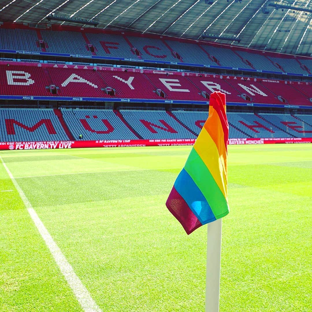 バイエルン・ミュンヘンさんのインスタグラム写真 - (バイエルン・ミュンヘンInstagram)「🏳‍🌈 #FCBayern stands for tolerance and diversity #IDAHOBIT #MiaSanMia」5月17日 21時21分 - fcbayern