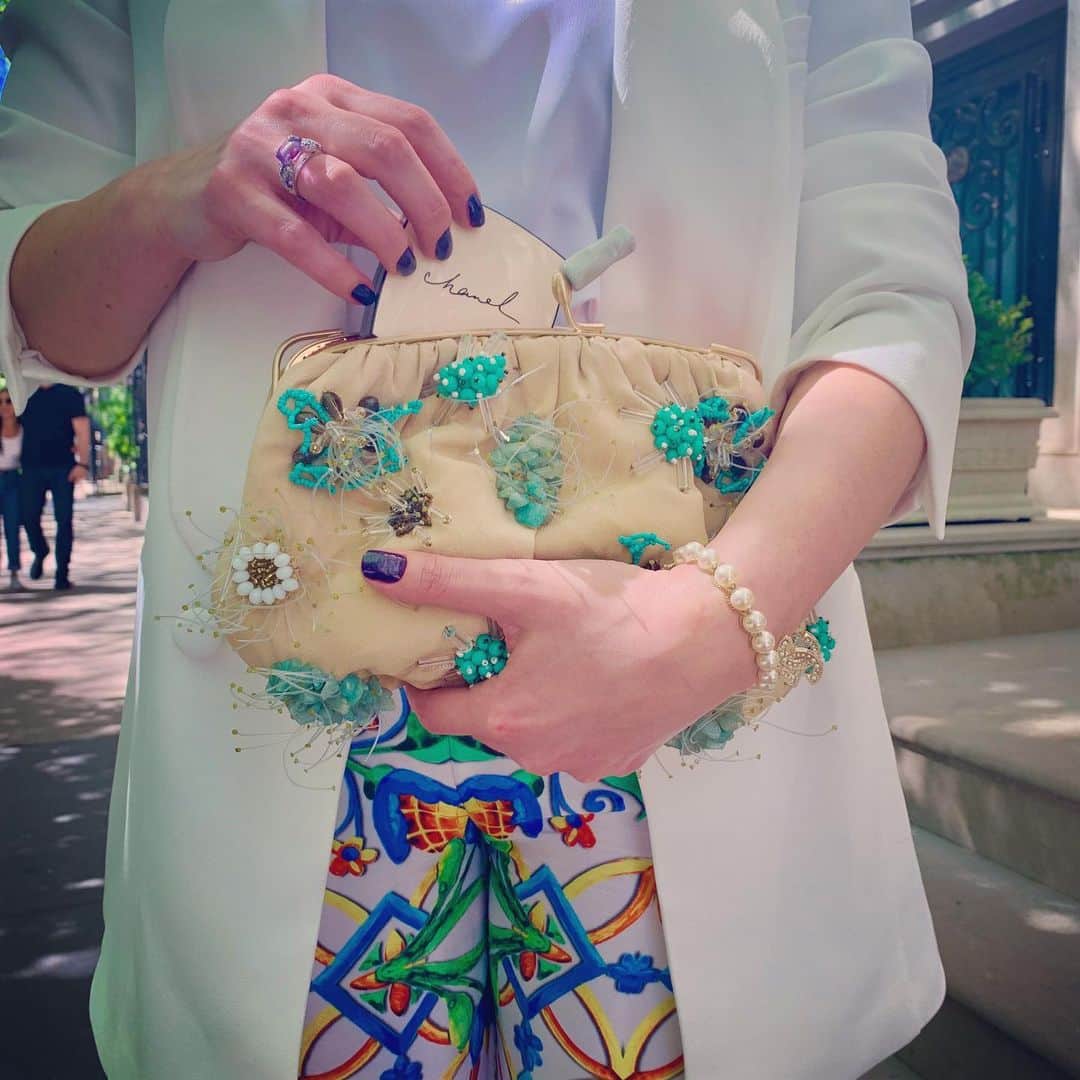 ジャマンピュエッシュのインスタグラム：「Check out how @imarikuna is styling her Jamin Puech Koro bag and find a little surprise on her page 😊」