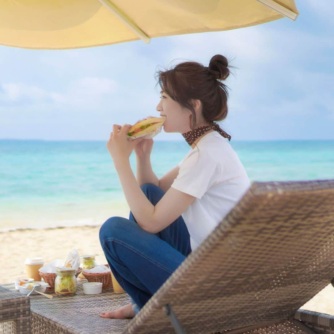 mikicoco00さんのインスタグラム写真 - (mikicoco00Instagram)「* * Picnic breakfast🥖🥯🍋🍎 * ピクニックって楽しい！ 青空の下で食べるご飯って最高！ お昼寝もね🤤笑 * そして今年もuniqloUのTシャツ𓀠 素敵な週末を♡ * * tops#uniqlo#uniqlou#クルーネックt  pants#plage Dot Scarf#todayful * * * *  #Picnicbreakfast#sea #永遠に#食べる人#ピクニック#楽しかった #海#小浜島#沖縄#大好き #デニム#Tシャツ#tshirt#denim」5月17日 21時17分 - mikicoco00