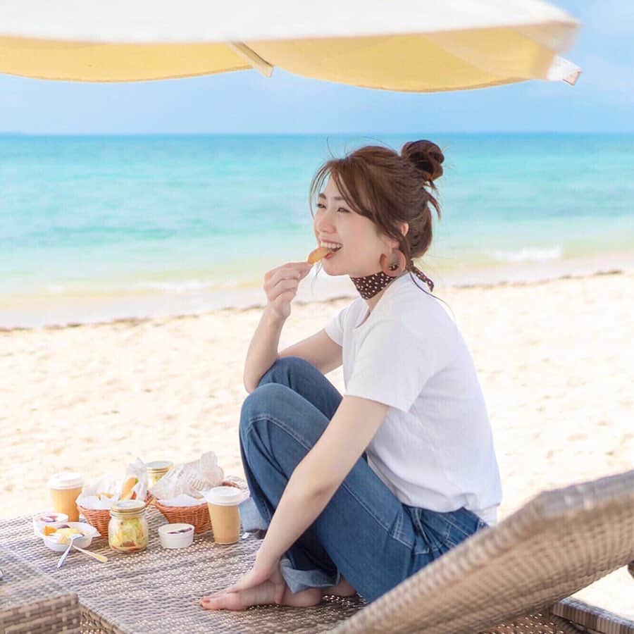 mikicoco00のインスタグラム：「* * Picnic breakfast🥖🥯🍋🍎 * ピクニックって楽しい！ 青空の下で食べるご飯って最高！ お昼寝もね🤤笑 * そして今年もuniqloUのTシャツ𓀠 素敵な週末を♡ * * tops#uniqlo#uniqlou#クルーネックt  pants#plage Dot Scarf#todayful * * * *  #Picnicbreakfast#sea #永遠に#食べる人#ピクニック#楽しかった #海#小浜島#沖縄#大好き #デニム#Tシャツ#tshirt#denim」