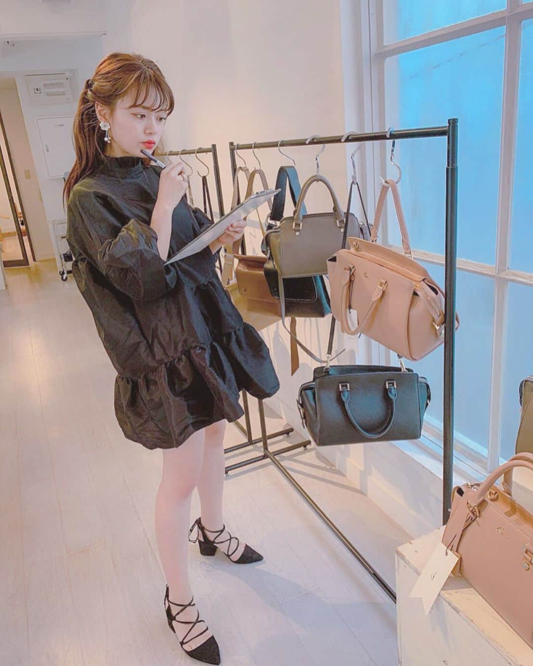 山崎春佳さんのインスタグラム写真 - (山崎春佳Instagram)「👡💼 . @smirnasli_official の展示会に姉とお邪魔しました！ 今回も可愛くて可愛くて、３つもオーダーしちゃった🤣 1枚目の装着できるバッグと3枚目のタビなおくつ、4枚目のシルバーのイヤカフ×ピアスを即決❤︎ ありがとうございました✨✨ . カタチが奇抜でかわいいお洋服は @rurume_official のです☺︎❤︎ モードとキュート感を出したくてハーフツインしちゃった！(笑) . 届くのがたのしみだ〜っ！！ . #me #tbt #exhibition #bag #smirnasli #fashion #cool #shies #silveraccessory #rurume #ootd #gem #outfit #blackfress #fancy #サミールナスリ #バッグ #展示会 #バッグ #オーダー #シルバーアクセサリー #足袋パンプス #ハーフツインテール #丈短め #みなぎるワカメちゃんみ #思ったより短かった #それかわたしが大きいのか #ミステリー」5月17日 21時17分 - haruka_yamazaki