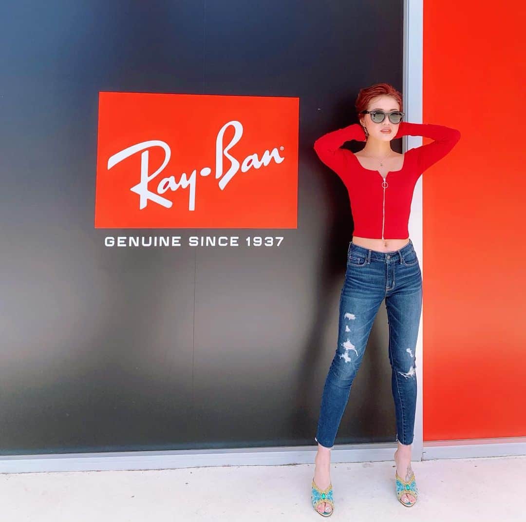五月千和加さんのインスタグラム写真 - (五月千和加Instagram)「. @rayban  のサングラスはいくつももってしまう🕶 . #rayban #sunglasses #jeans #guess #abercrombie #abercrombieandfitch #fashion #summer #redhair #hairstyle #haircolor #レイバン #サングラス #アバクロ #diana #aladdin #ミュール #アラジン #ダイアナ #japanese #japanesedancer #dancer #日本舞踊 #日本舞踊家」5月17日 21時18分 - satsuki_senwaka