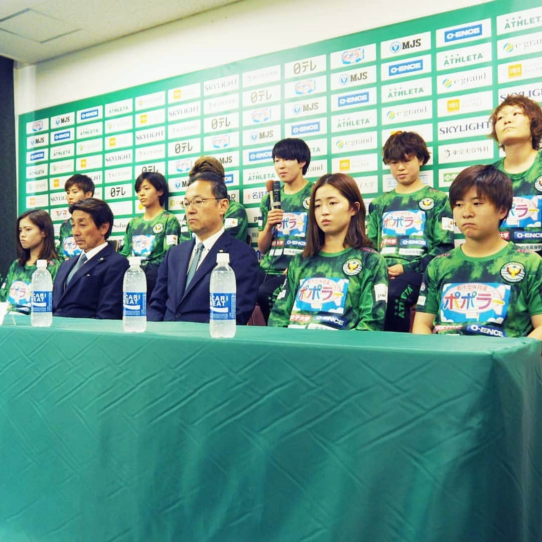 東京ヴェルディさんのインスタグラム写真 - (東京ヴェルディInstagram)「日本女子代表FIFA女子ワールドカップフランス2019メンバーが発表され、当日の記者会見から怒涛の一週間。 ひたちなかの試合では、セレモニーを行っていただき、今週は、連日の取材取材取材🤣 今週のアウェイAC長野戦のあと、代表に合流します。 勝って、気持ちよく送り出そう！  #beleza #ベレーザ #日テレベレーザ #東京 #tokyo #なでしこジャパン #wwc」5月17日 21時19分 - tokyo_verdy