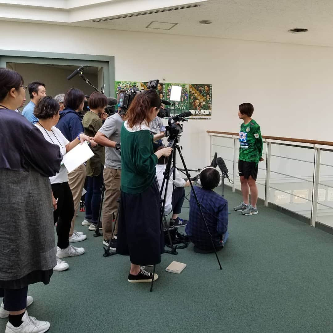 東京ヴェルディさんのインスタグラム写真 - (東京ヴェルディInstagram)「日本女子代表FIFA女子ワールドカップフランス2019メンバーが発表され、当日の記者会見から怒涛の一週間。 ひたちなかの試合では、セレモニーを行っていただき、今週は、連日の取材取材取材🤣 今週のアウェイAC長野戦のあと、代表に合流します。 勝って、気持ちよく送り出そう！  #beleza #ベレーザ #日テレベレーザ #東京 #tokyo #なでしこジャパン #wwc」5月17日 21時19分 - tokyo_verdy