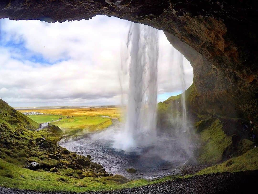 Booking.comのインスタグラム：「アイスランドのレイキャビクは世界最北の首都。閑静な大自然を冒険したあとは、温泉でゆっくり出来る魅力的な都市です。目の前に広がる壮大な景色を見ると、日頃の悩みも吹っ飛んでしまいそう。あなたの心を癒す場所はどこですか？  #アイスランド #大自然 #絶景」