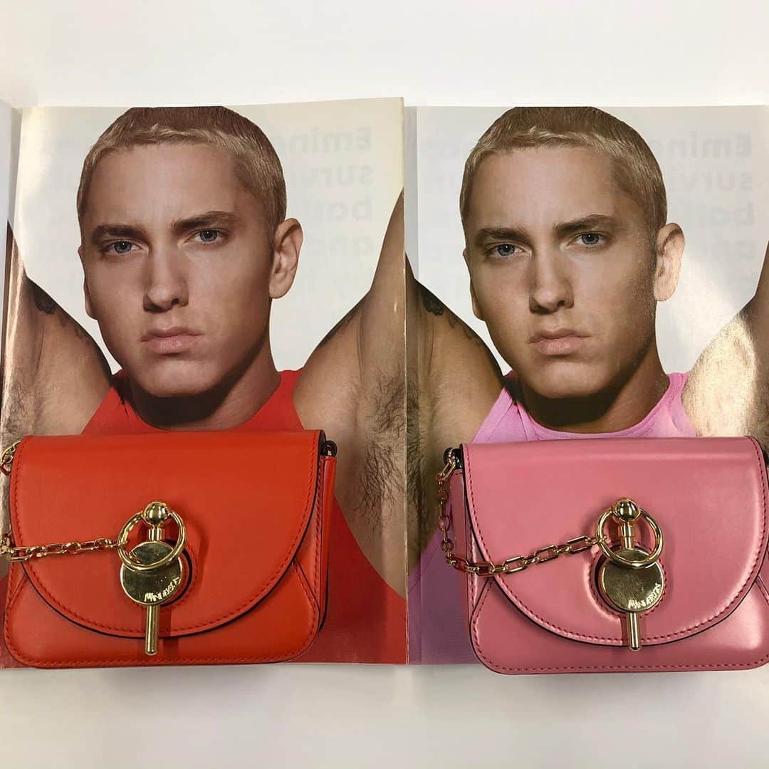 JWアンダーソンさんのインスタグラム写真 - (JWアンダーソンInstagram)「Working on bag colour attribution today. Feeling a bit noughties. Do you like red or pink?  @jonathan.anderson #INSPIRATION #JWANDERSON #FRIDAY」5月17日 21時22分 - jw_anderson