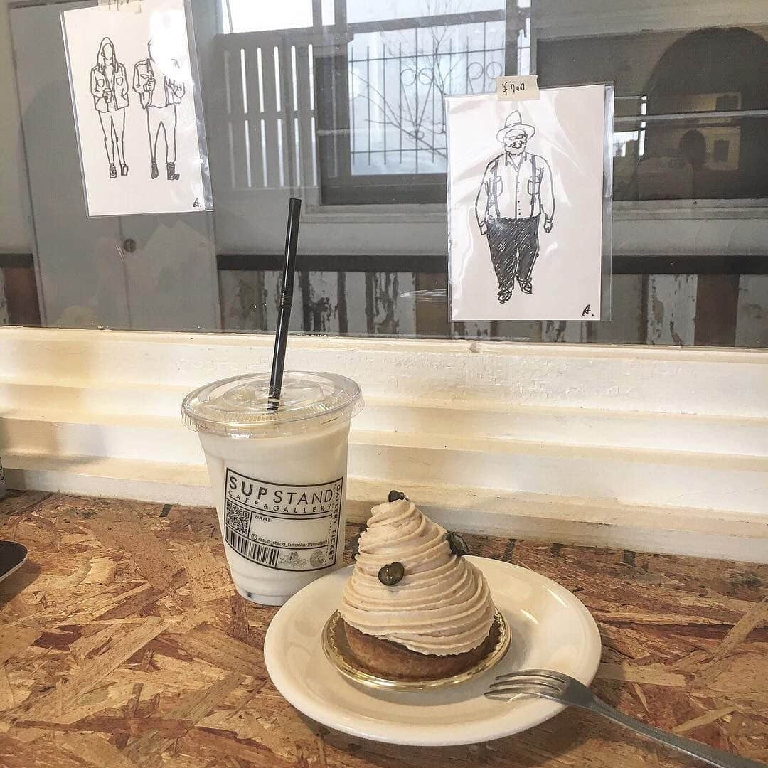 isutaさんのインスタグラム写真 - (isutaInstagram)「. 福岡にあるカフェ「SUP STAND FUKUOKA」をご紹介♡ . キャラメルラテや黒ごまバナナラテ、スムージーなど種類豊富なドリンクメニューが揃っているので、どれにするか迷ってしまいます…！ . また、ピスタチオクリームパンやフルーツのタルトなど、味も見た目も楽しめるスイーツは見逃せません❤︎ . ぜひ素敵なカフェタイムを過ごしてみてくださいね！  __________ SUP STAND FUKUOKA open：11:00～22:00 close：火曜日 access：福岡市中央区大宮1-6-16 __________ photo by @sysysysy_0623 @rimin721 @yuri_yuri_0627 @__aymsm . #isuta #isutapic #isutacafe #イスタ #supstand #福岡カフェ」5月17日 21時24分 - isuta_jp