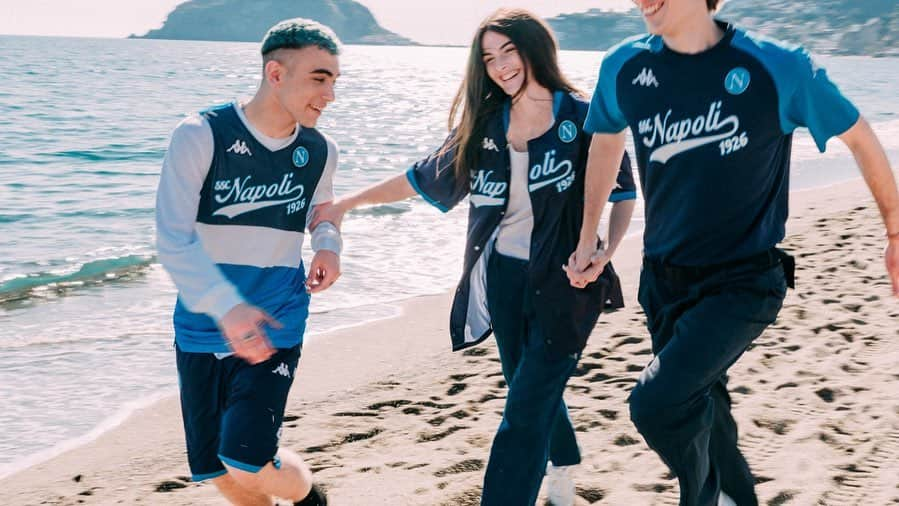 SSCナポリさんのインスタグラム写真 - (SSCナポリInstagram)「It’s all about freshness, beautiful Ischia island and roots. Discover the brand new SSC Napoli and @kappa_sport collection on the SSCN Web Store and 🛍 on the Brand Store Amazon  #SummerVibes #SSCNapoli #Kappa #ForzaNapoliSempre」5月17日 21時30分 - officialsscnapoli