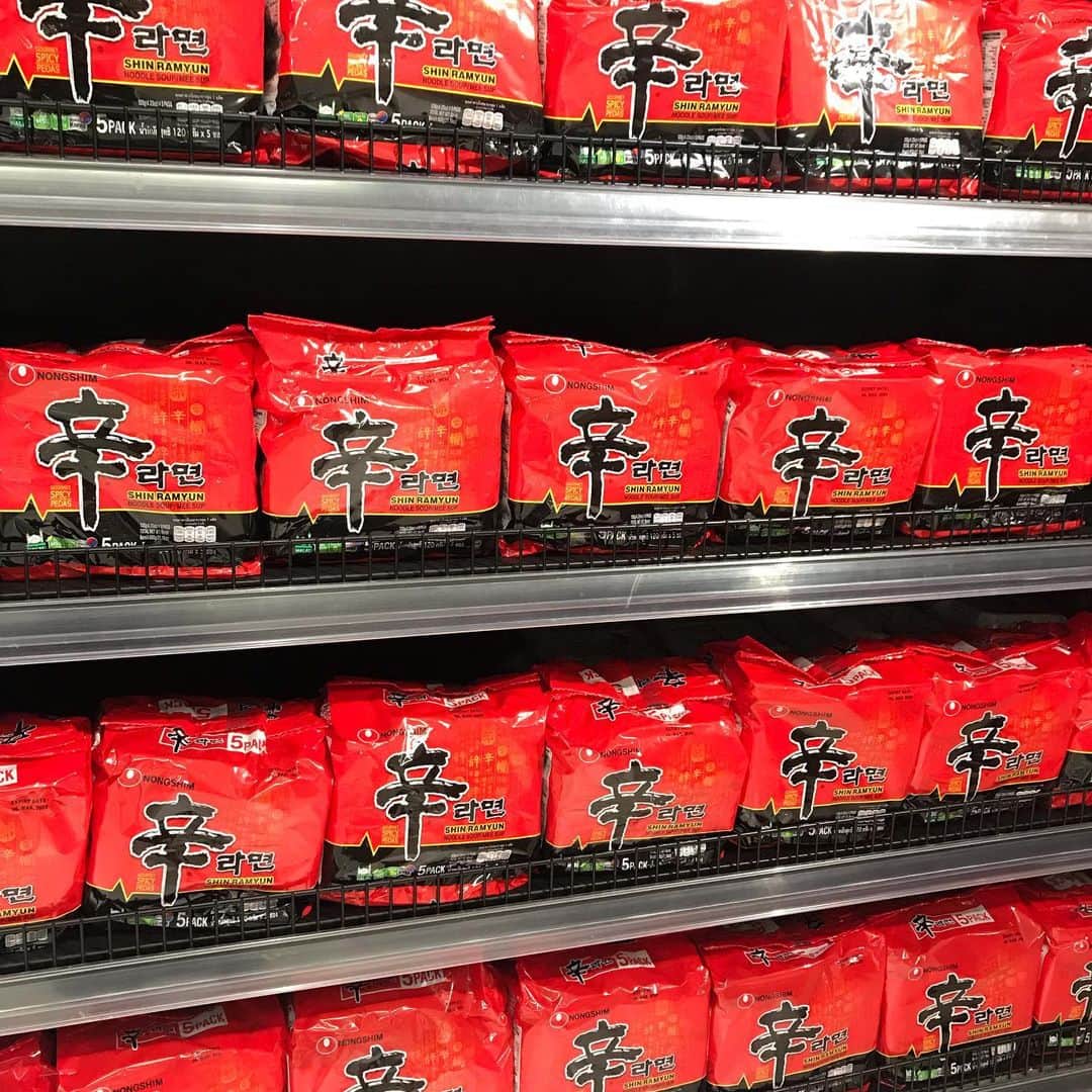 SHOGOさんのインスタグラム写真 - (SHOGOInstagram)「ある日、スーパーの日本食売り場が真っ赤で埋め尽くされてた。 #cebu #セブ島」5月17日 21時38分 - 175r_official
