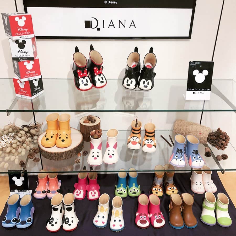 松岡里枝さんのインスタグラム写真 - (松岡里枝Instagram)「今日はDIANA @dianashoespress の 展示会に行ってきました(^^)💕 . 可愛い秋の靴がたくさんある中で 私はこちらのショートブーツと フリルのツイードのパンプスが特に気に入って、 すごく悩んで、ツイードのパンプスを オーダーしました☺️💓💓 . ちなみに今日の私服で履いていたサンダルもDIANAのです👠💕 靴は、黒が多めです☺️💭 . 2枚目は、いつも可愛いディズニーコラボのキッズシューズ👶🏻💓 . 3枚目は、自分でカスタムできる カスタムシューズ👀✨ 色とか飾りとか自分で選べるのが楽しそう👏🏻💕 . #diana #dianashoes #ダイアナ #展示会 #2019aw #サンダル #ツイード」5月17日 21時38分 - okarie1023