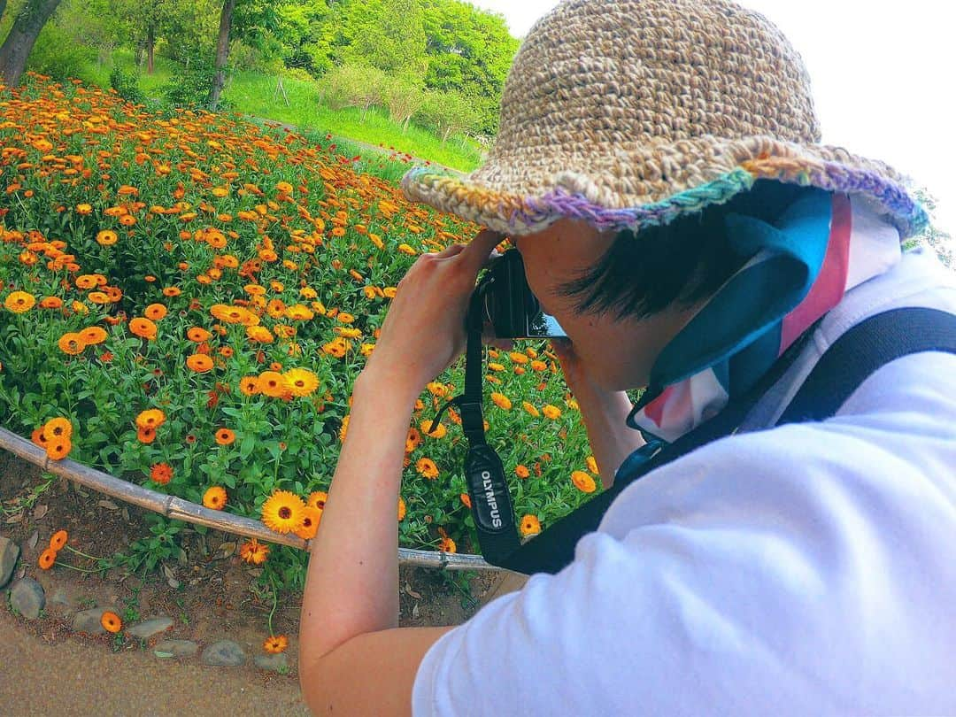 神崎れなさんのインスタグラム写真 - (神崎れなInstagram)「花撮り探検隊💐📸 スカーフしたのに探検隊感がすごい😅笑  #花#写真#おばあちゃん#譲り#花好き#おばあちゃん#の#家も#いつも#行くと#お花が#たくさん#咲いてたんだ#お花を#見るたびに#おばあちゃん#を#思い出す#同じものを#好きになれて#嬉しい#お花の話#聞きたかったな#ってな」5月17日 21時30分 - kanzakimon