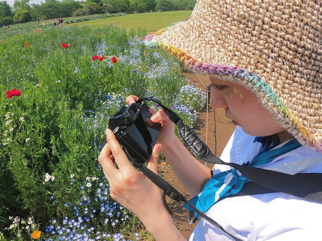 神崎れなさんのインスタグラム写真 - (神崎れなInstagram)「花撮り探検隊💐📸 スカーフしたのに探検隊感がすごい😅笑  #花#写真#おばあちゃん#譲り#花好き#おばあちゃん#の#家も#いつも#行くと#お花が#たくさん#咲いてたんだ#お花を#見るたびに#おばあちゃん#を#思い出す#同じものを#好きになれて#嬉しい#お花の話#聞きたかったな#ってな」5月17日 21時30分 - kanzakimon