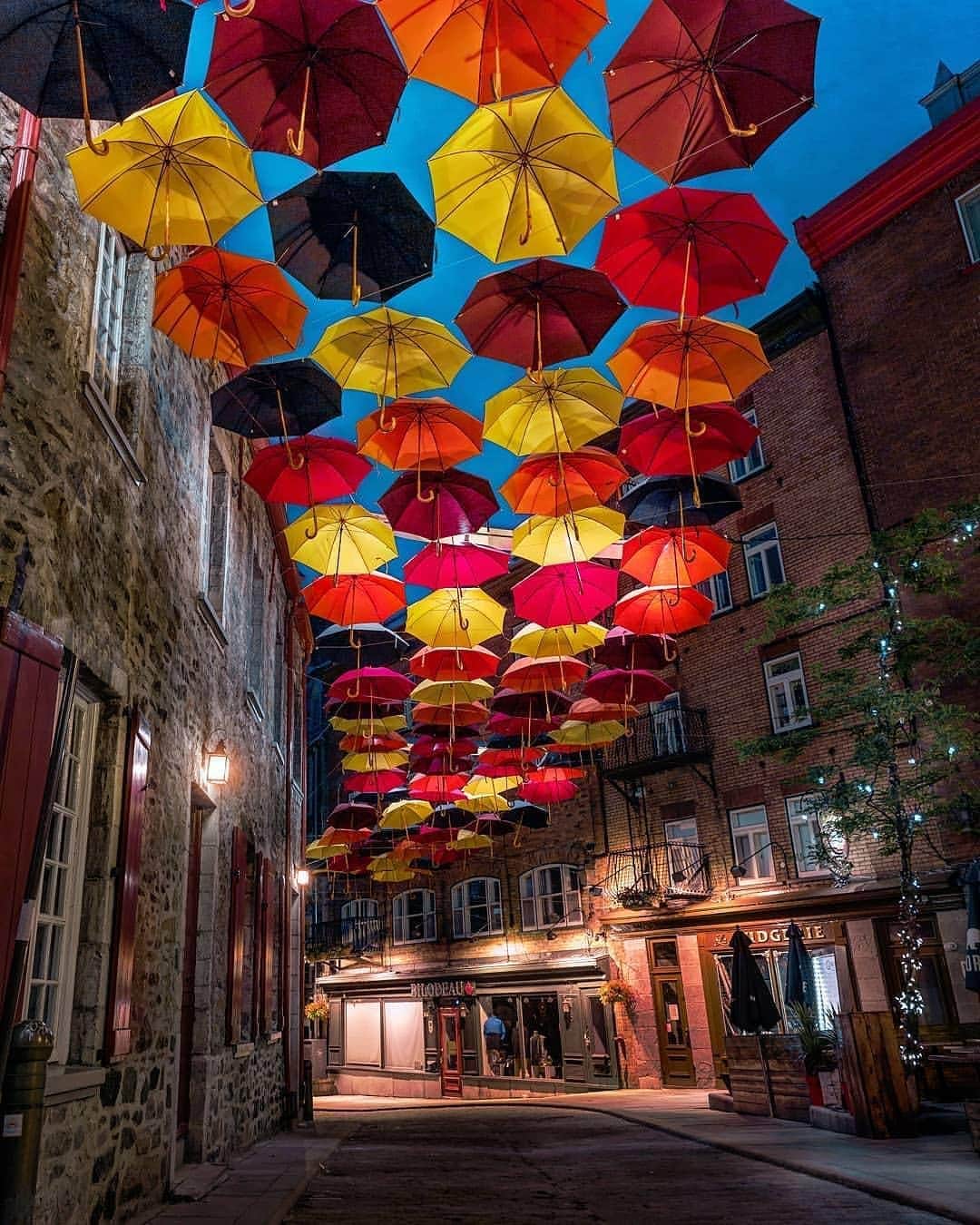 BEAUTIFUL DESTINATIONSさんのインスタグラム写真 - (BEAUTIFUL DESTINATIONSInstagram)「Color my world 🌈☂️A lovely surprise down a street in Old Quebec. (📷:@manucoveney 📍: Rue du Cul-De-Sac, Quebec, Canada)」5月17日 21時32分 - beautifuldestinations