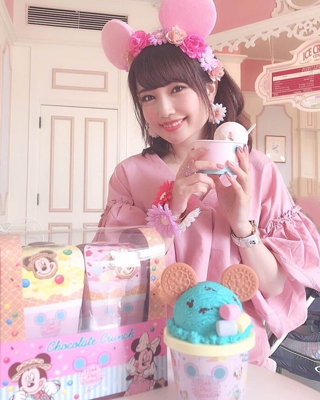 浅井麻里さんのインスタグラム写真 - (浅井麻里Instagram)「🍨💕﻿ ﻿ 💗ピンク×お花💗﻿ ディズニーコーデシリーズ🌸﻿ ﻿ ディズニーランドのアイスクリームコーンで﻿ アイスタイム🍨﻿ ﻿ Pink pop paradiseのピンク×水色のカップ﻿ 可愛い💕😍﻿ コーンの場合はスリーブがこのデザイン🍦﻿ ﻿ ﻿ テーブルの上のは、﻿ 新発売のお土産お菓子缶シリーズだよー🍭﻿ ﻿ ポップコーンみたいなケースの中身は﻿ チョコクランチ🍿﻿ ミッキーの形のチョコミントアイスの﻿ ケースの中身はキャンディ🍬﻿ ﻿ ﻿ ﻿ #フラワーカチューシャ#ピンクコーデ#ディズニーランド#ピンクポップパラダイス#アイスクリーム#ディズニースイーツ#アイスクリームコーン#tokyodisneyresort#tokyodisneyland#disneyland#pinkpopparadise」5月17日 21時34分 - mari_asai_625