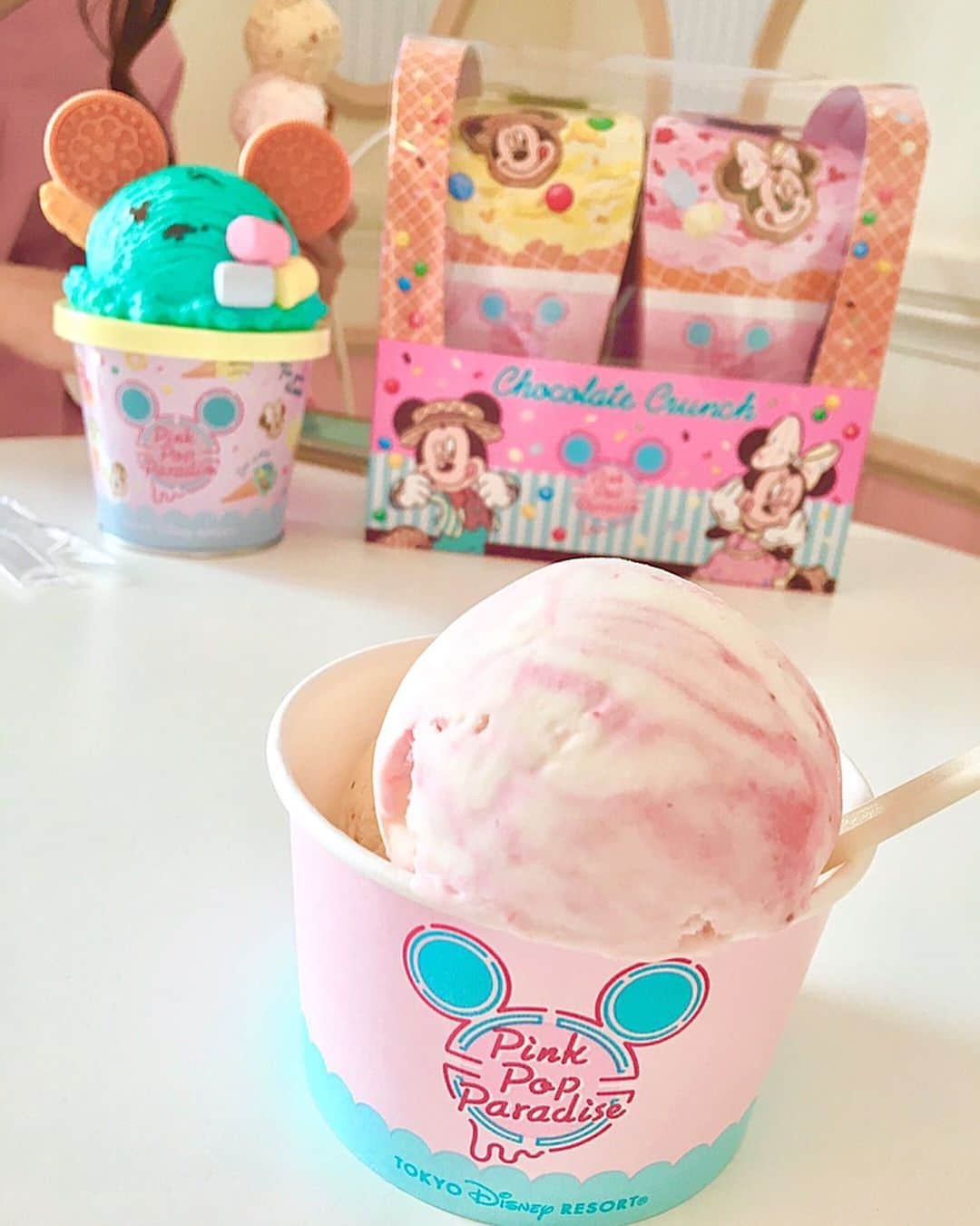 浅井麻里さんのインスタグラム写真 - (浅井麻里Instagram)「🍨💕﻿ ﻿ 💗ピンク×お花💗﻿ ディズニーコーデシリーズ🌸﻿ ﻿ ディズニーランドのアイスクリームコーンで﻿ アイスタイム🍨﻿ ﻿ Pink pop paradiseのピンク×水色のカップ﻿ 可愛い💕😍﻿ コーンの場合はスリーブがこのデザイン🍦﻿ ﻿ ﻿ テーブルの上のは、﻿ 新発売のお土産お菓子缶シリーズだよー🍭﻿ ﻿ ポップコーンみたいなケースの中身は﻿ チョコクランチ🍿﻿ ミッキーの形のチョコミントアイスの﻿ ケースの中身はキャンディ🍬﻿ ﻿ ﻿ ﻿ #フラワーカチューシャ#ピンクコーデ#ディズニーランド#ピンクポップパラダイス#アイスクリーム#ディズニースイーツ#アイスクリームコーン#tokyodisneyresort#tokyodisneyland#disneyland#pinkpopparadise」5月17日 21時34分 - mari_asai_625