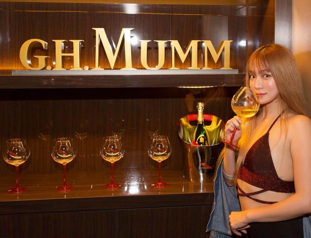 DJ mariennuのインスタグラム：「How do you spend on Friday night🌛？？ 今日もお酒を楽しもう🥂❤️ @ghmumm_jpn #mumm #ghmumm #champagne #fridaynight」