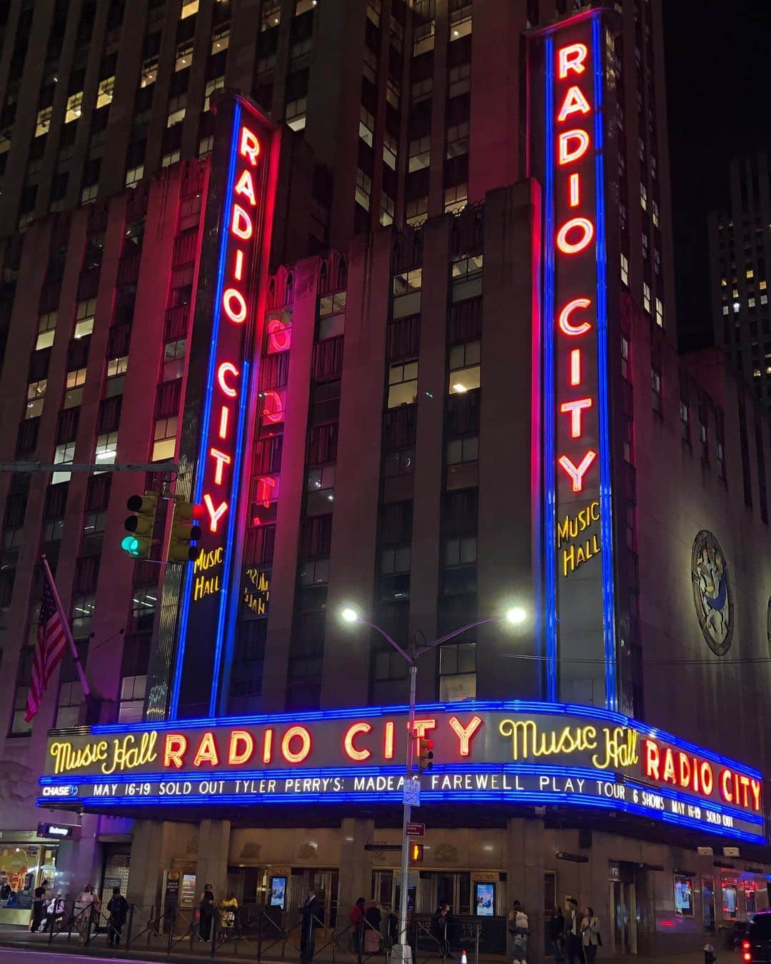 タイラー・ペリーさんのインスタグラム写真 - (タイラー・ペリーInstagram)「Opened last night at Radio City Music Hall. Thank you New York for 6 sold out shows. SUCH A GREAT AUDIENCE!! One more week on this tour!! Thank you Jesus!!」5月17日 21時43分 - tylerperry