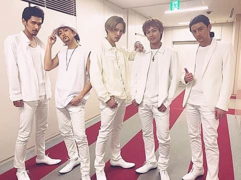 手島章斗さんのインスタグラム写真 - (手島章斗Instagram)「#ものまね紅白歌合戦  Backstreet boysのモノマネさせてもらいました！  シュネルのお手伝いで、 僕らは追っかけハモコーラス、フェイクとかを やってました！！！^ ^  見てくれたみんなありがとう✌️ #bsb #ものまね #ものまね紅白歌合戦 #Backstreetboys #僕はブライアン #カツラ着こなすの無理やった #bsbは大好きです #ニックと歌った時のこと思い出しました #なんか最後変にジャンプし取ったの映った笑」5月17日 21時45分 - akito_solidemo_official