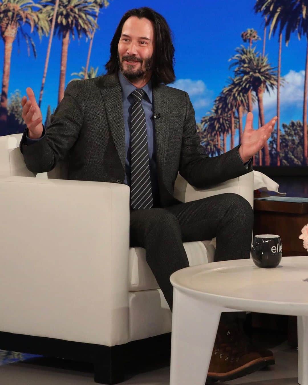 Just Jaredさんのインスタグラム写真 - (Just JaredInstagram)「#KeanuReeves makes his @theellenshow debut - and reveals he had a crush on one of his most famous co-stars! Click the link in bio to watch. #EllenDeGeneres Photo: Michael Rozman / Warner Bros.」5月17日 21時48分 - justjared