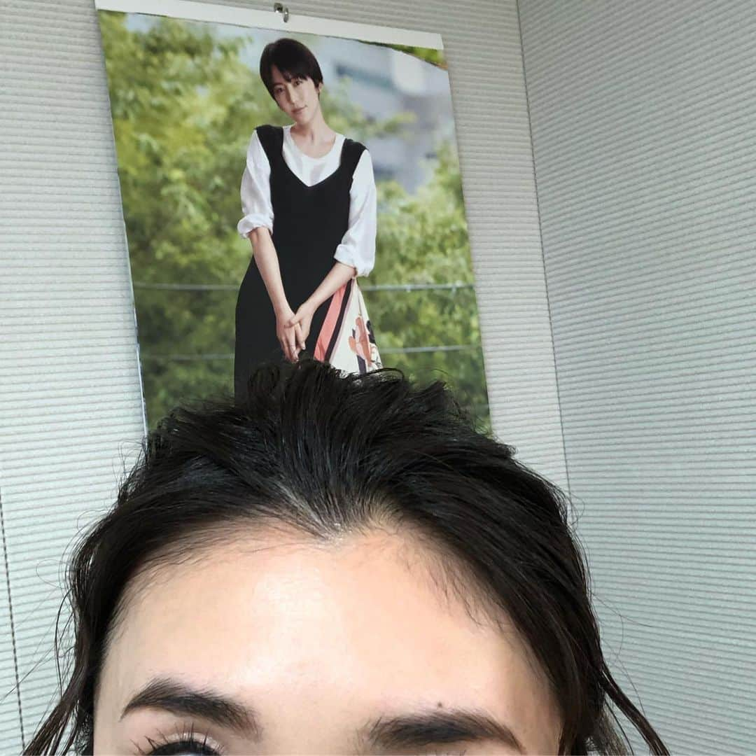 竹内結子さんのインスタグラム写真 - (竹内結子Instagram)「・ お気付きだろうか 本日は この方と愉快な仲間達の  映画が公開初日なのである 📽㊗️㊗️㊗️㊗️㊗️🎞 #コンフィデンスマンjp  すんごく楽しいよ‼️」5月17日 21時50分 - yuko_takeuchi0401